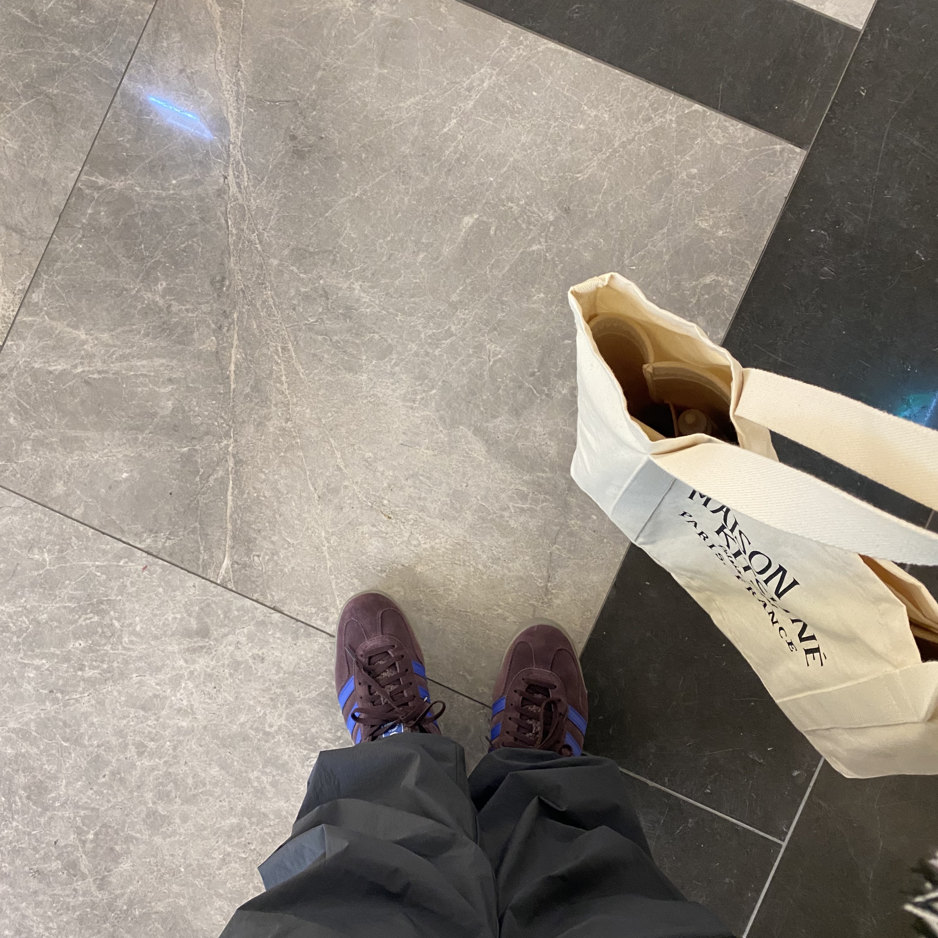 Adidas Gazelle Indoor Shadow Maroon, Maison Kitsune Fox Head Tote Bag Ecru 착용 스타일 - 1