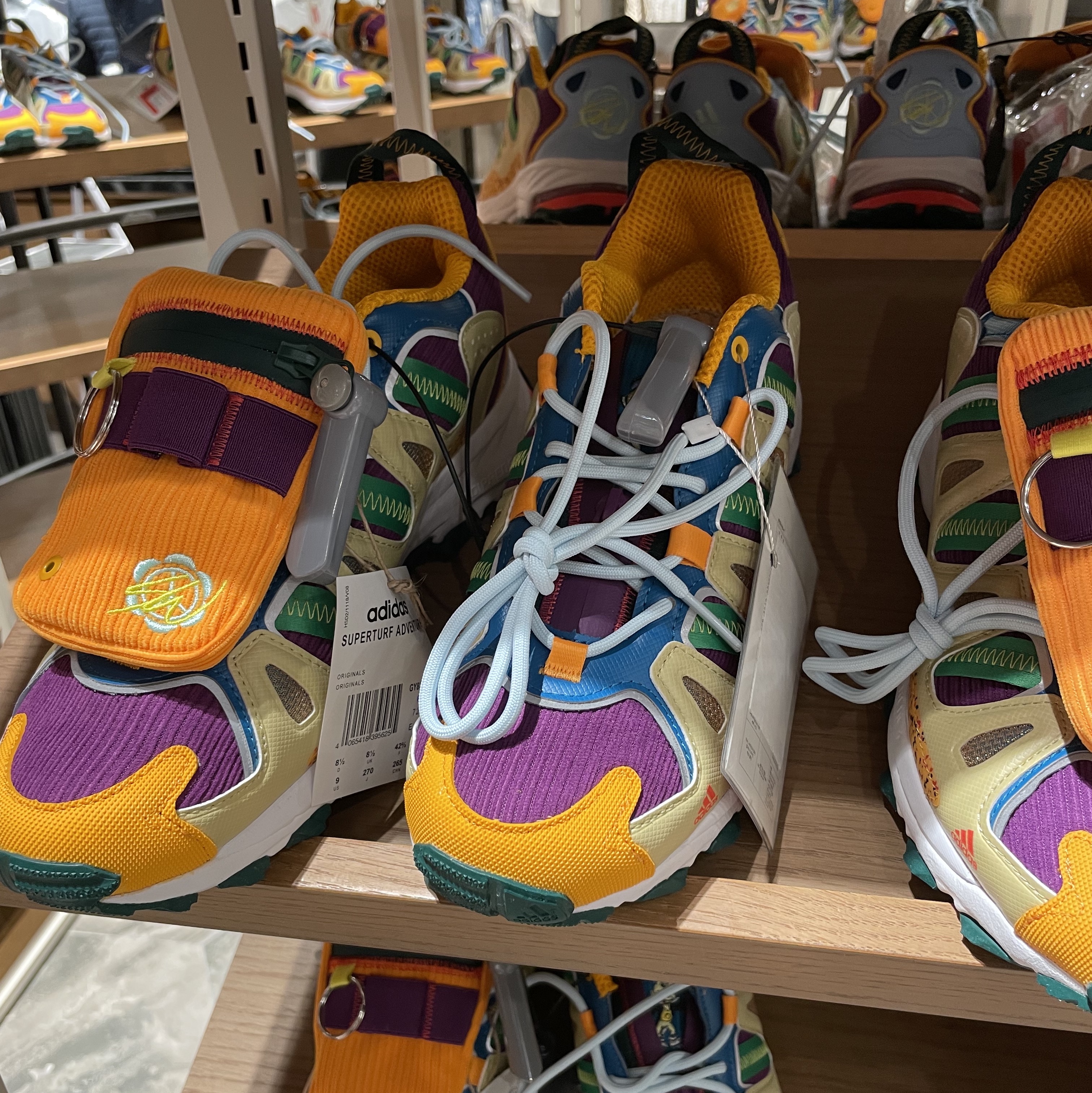 Adidas x Sean Wotherspoon Superturf Adventure Jiminy Cricket 착용 스타일 - 1