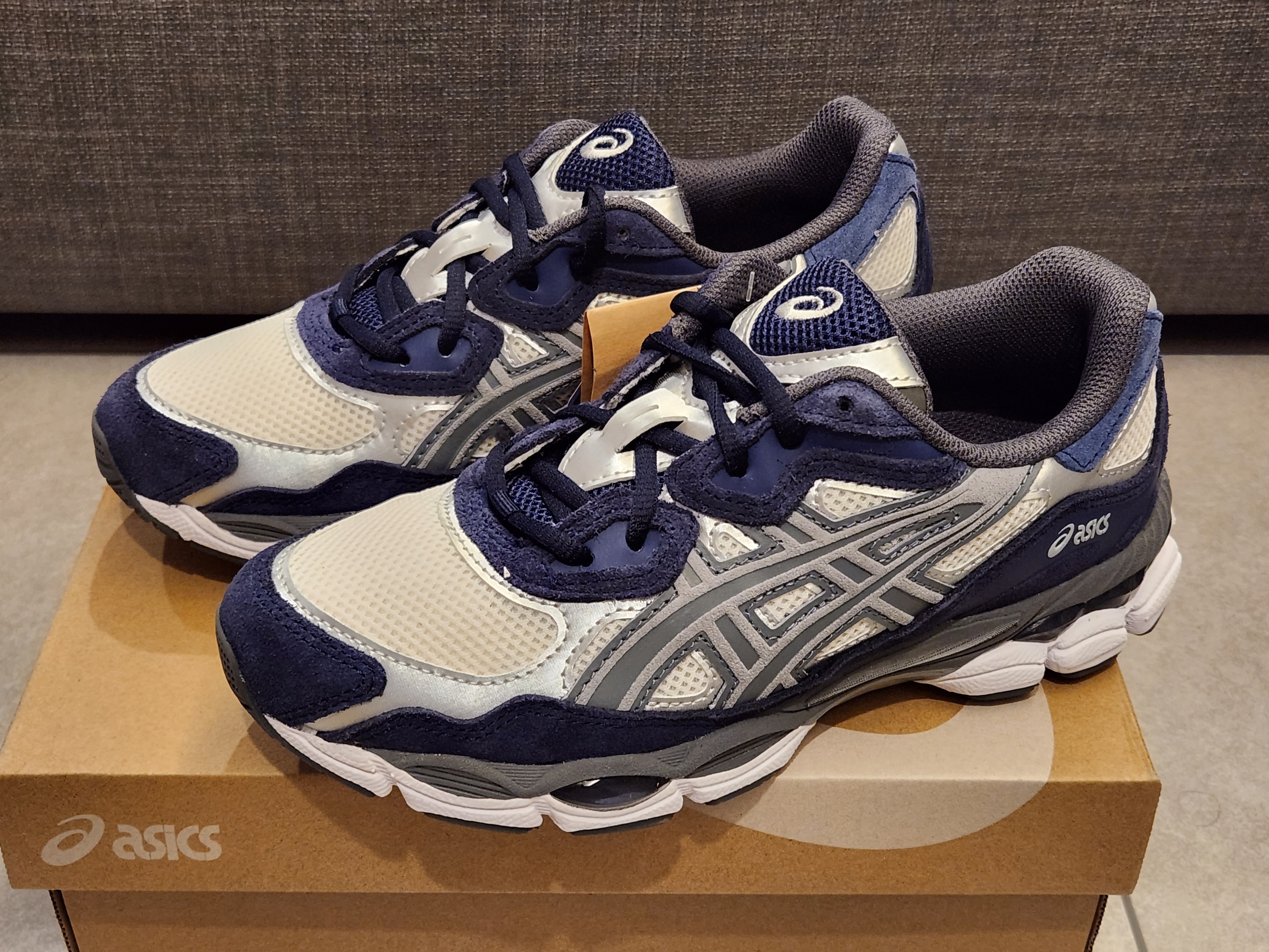 Asics Gel-NYC Cream Steel Grey 착용 스타일