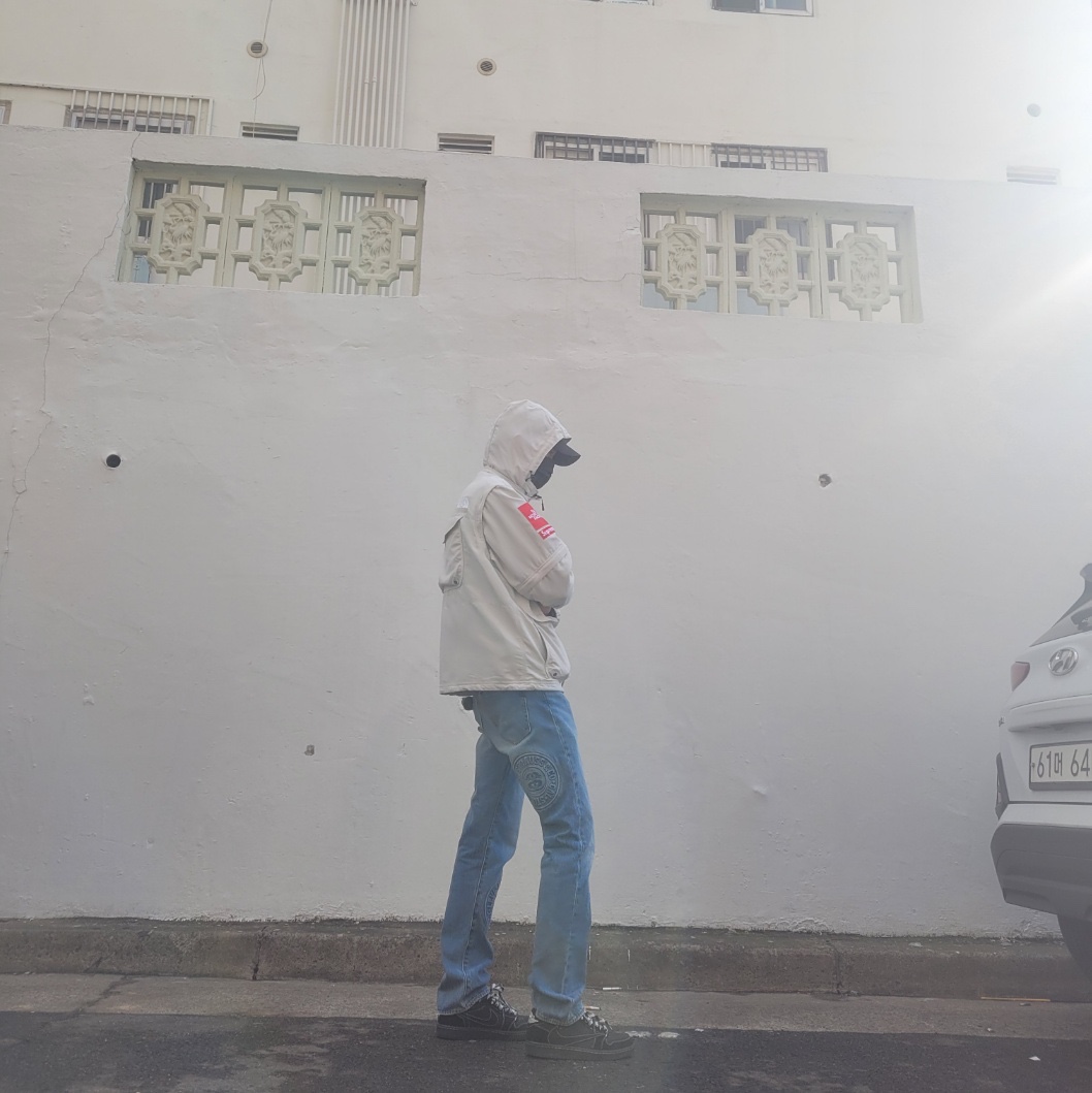 Stussy x Levi's Embossed 501 Jean Indigo, Jordan 1 x Travis Scott Retro Low OG SP Black Phantom 착용 스타일 - 2