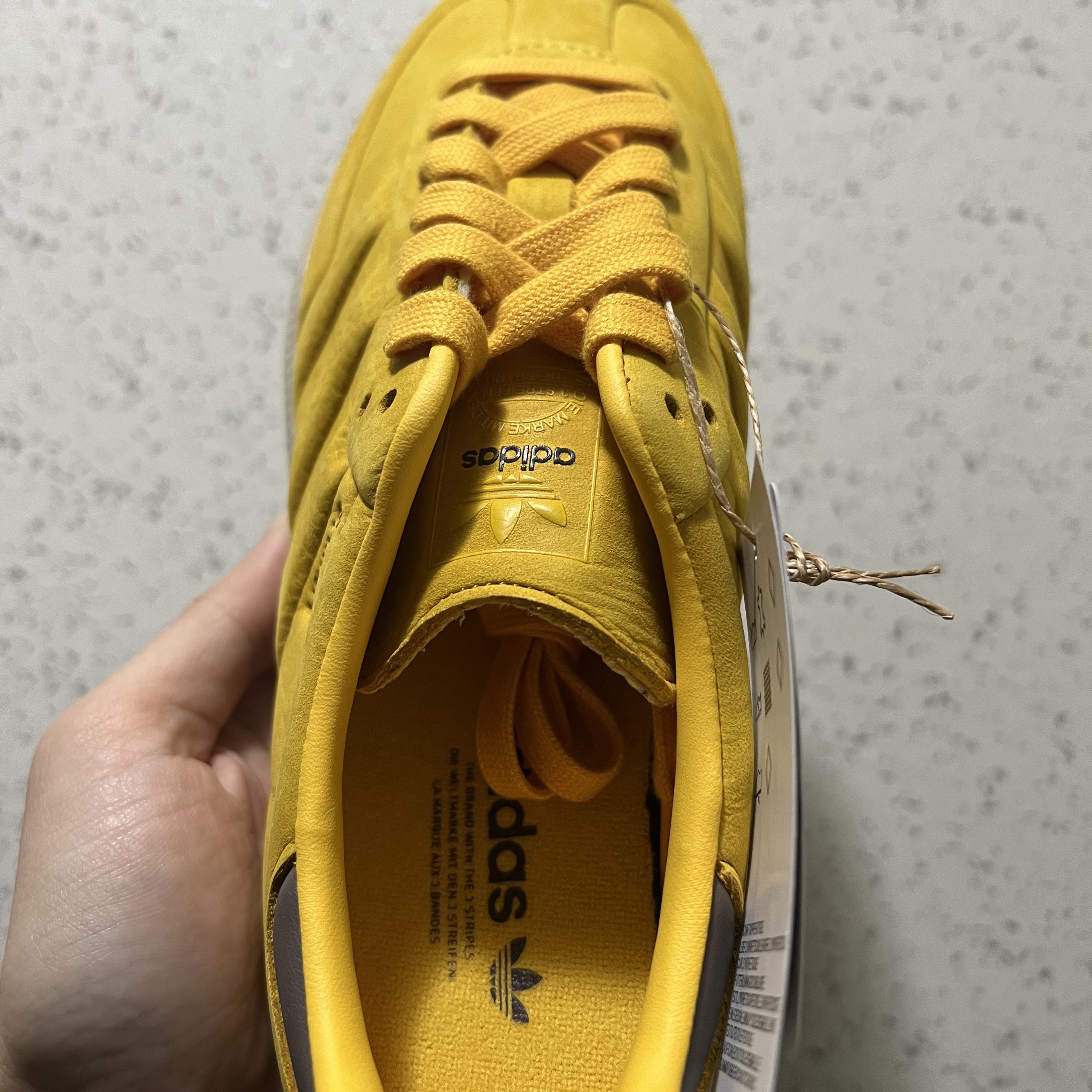 Adidas Samba Bold Gold 착용 스타일 - 2