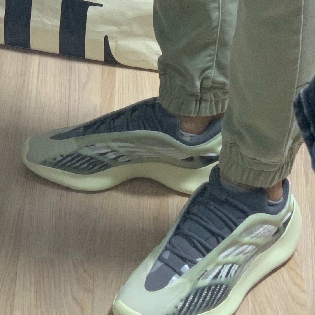 Adidas Yeezy 700 V3 Fade Salt 착용 스타일