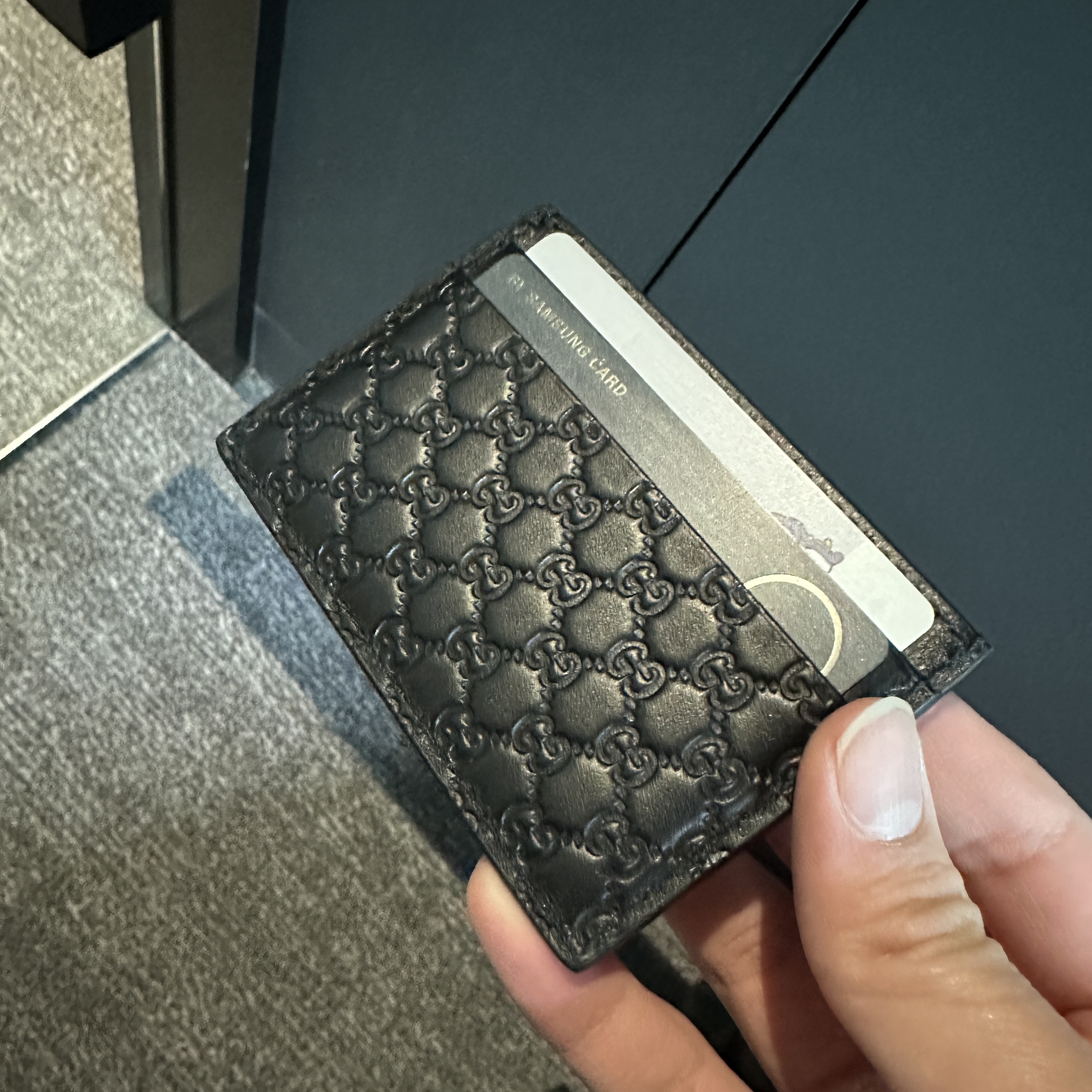 Gucci Micro GG Ssima Card Case Black 착용 스타일