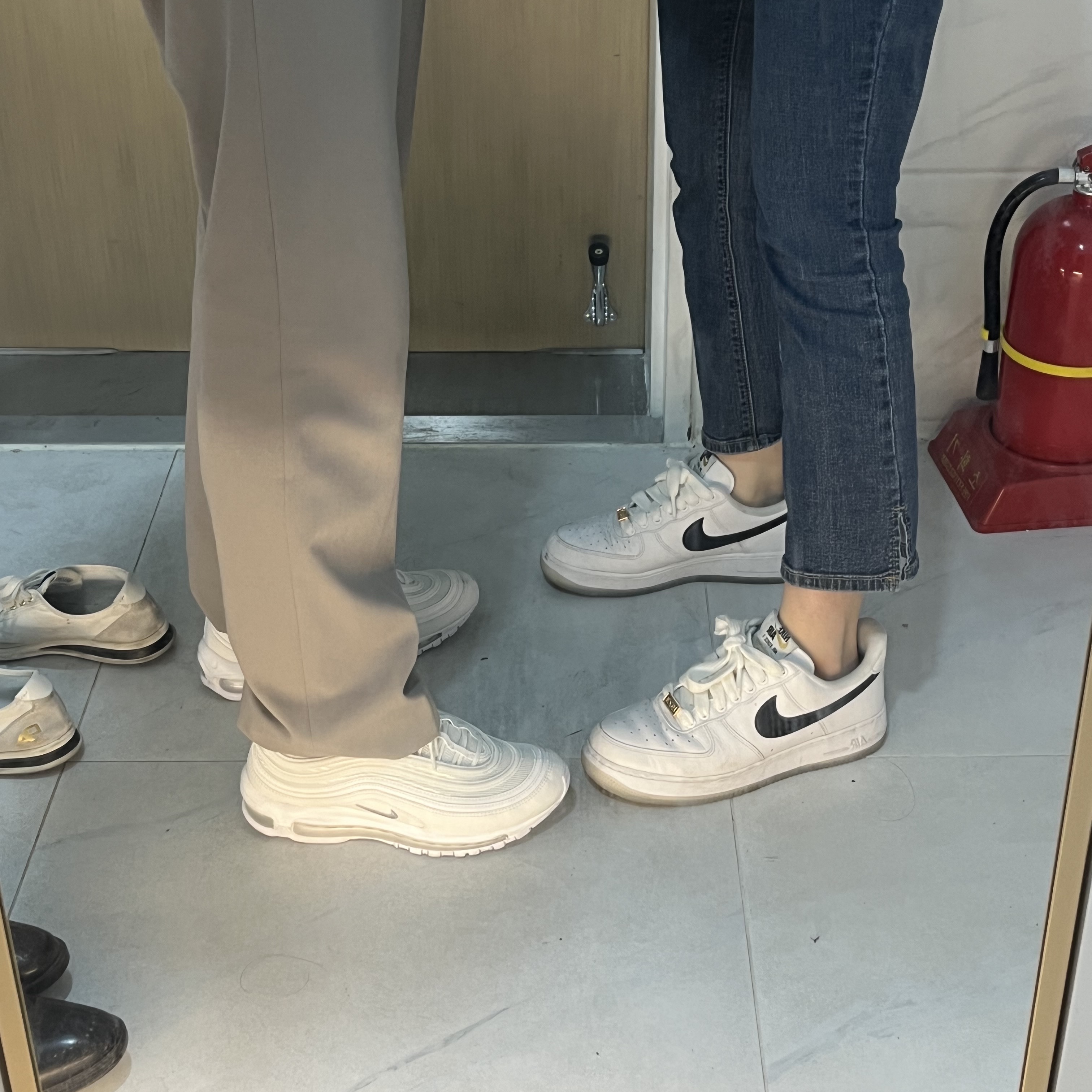 Nike Air Max 97 Triple White Wolf Grey 착용 스타일