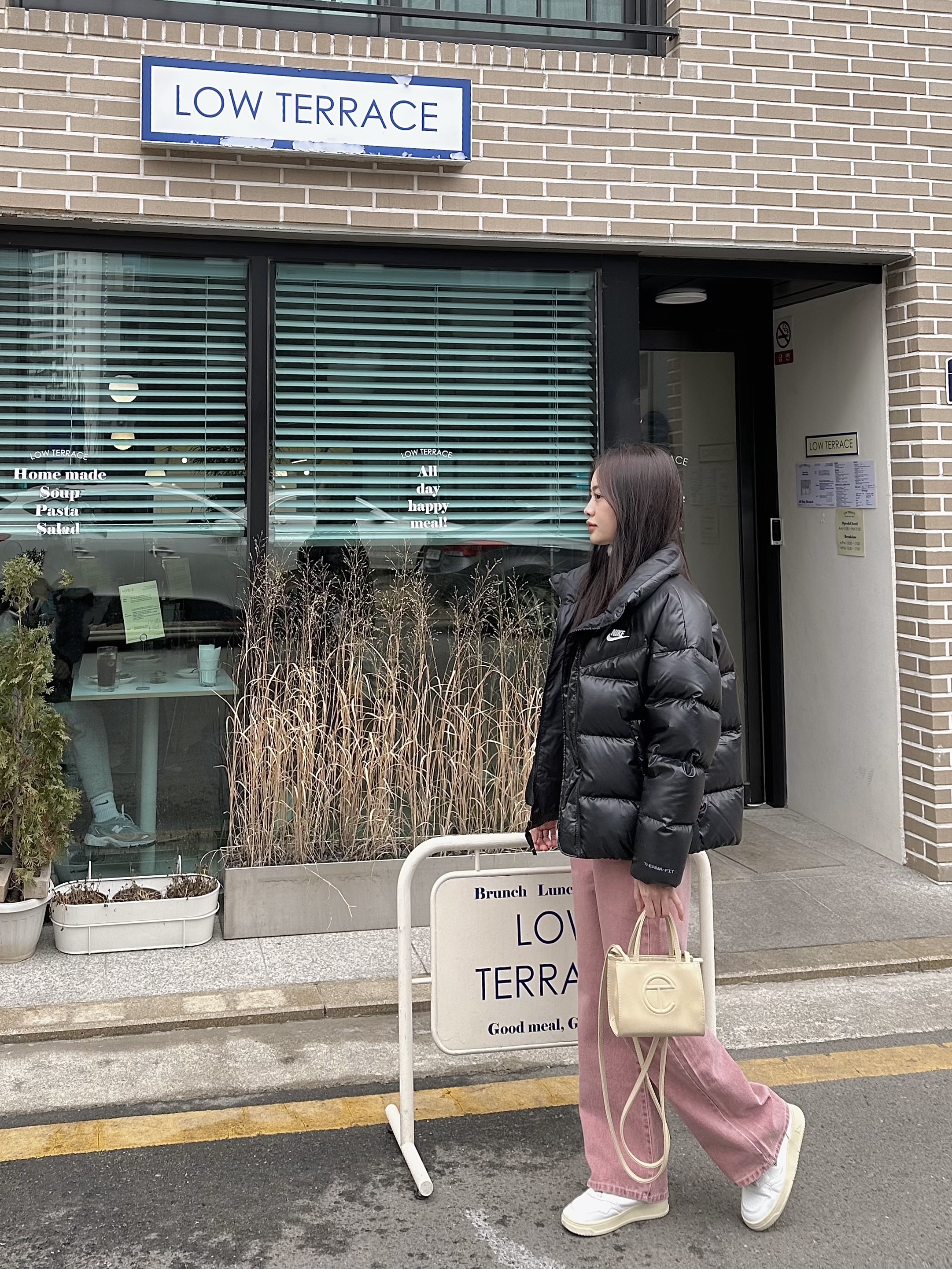 Telfar Small Shopping Bag Cream, (W) Autry Medalist Low Leather Sneakers White 착용 스타일