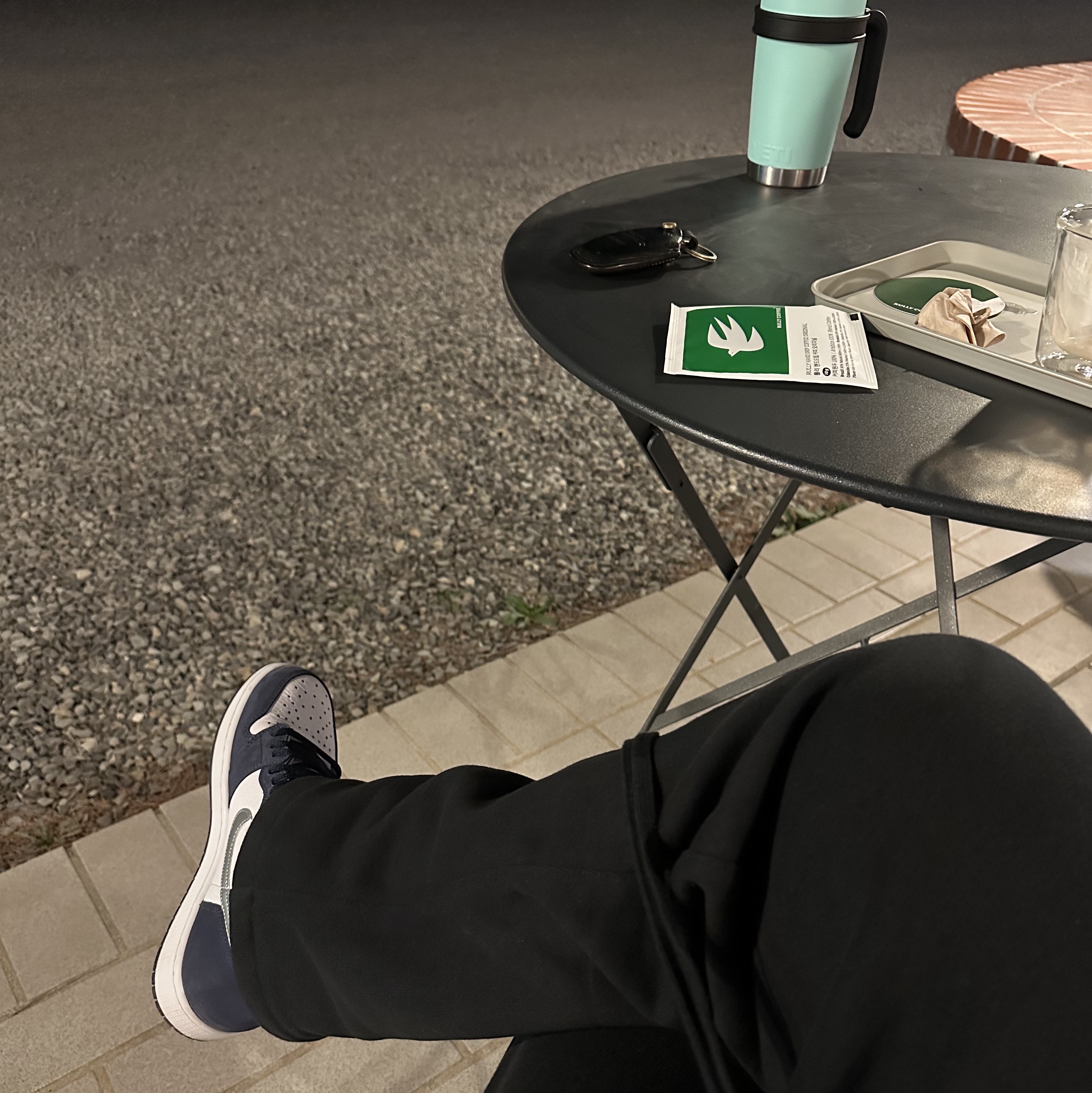 Jordan 1 Retro High OG CO.JP Midnight Navy, Essentials The Core Collection Relaxed Sweatpants Stretch Limo 착용 스타일
