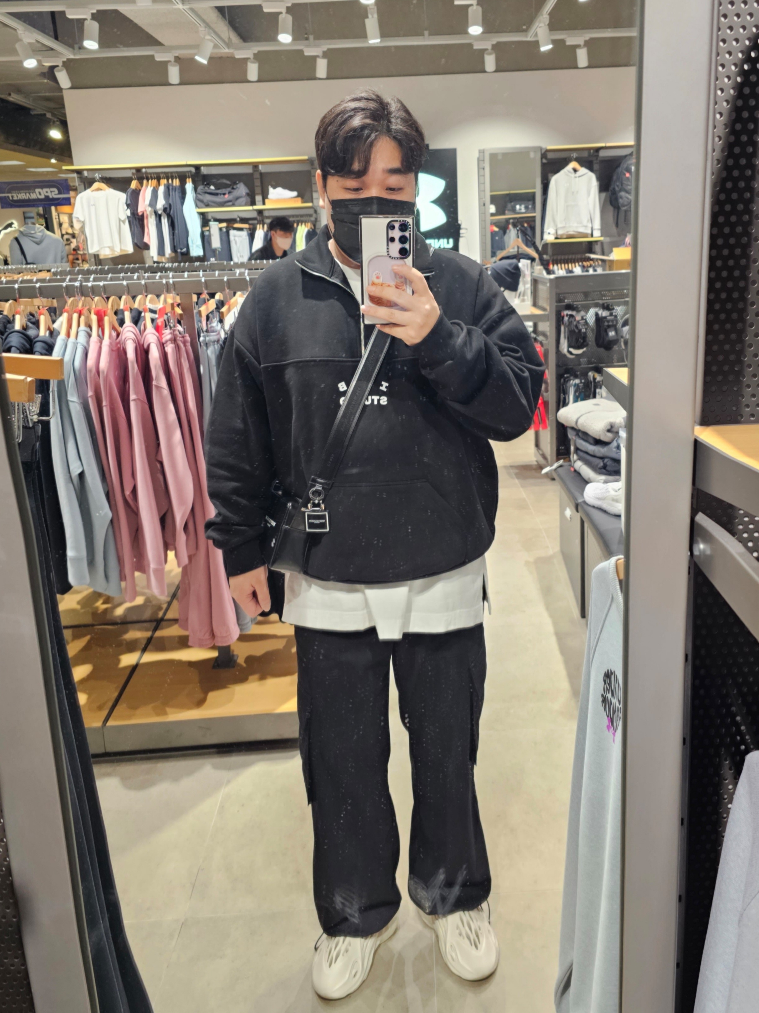 IAB Studio Half Zip-Up Black White, Adidas Yeezy Foam RNNR Sand 착용 스타일