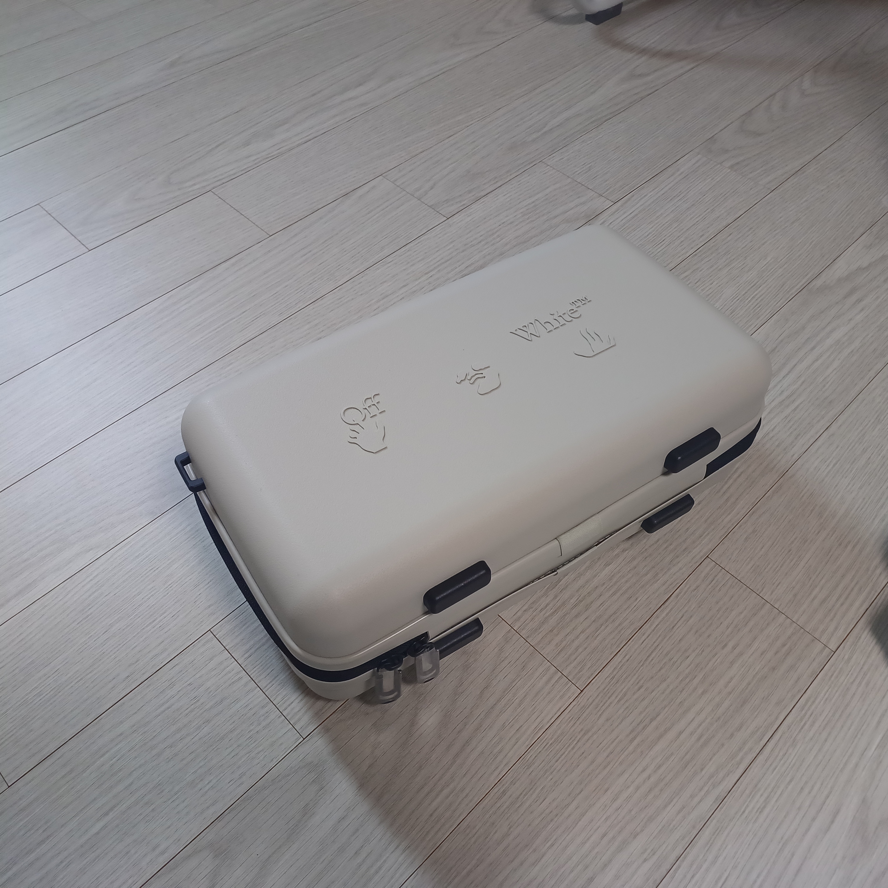 Off-White x Amore Pacific Protection Box (Without Cosmetics) 착용 스타일 - 1