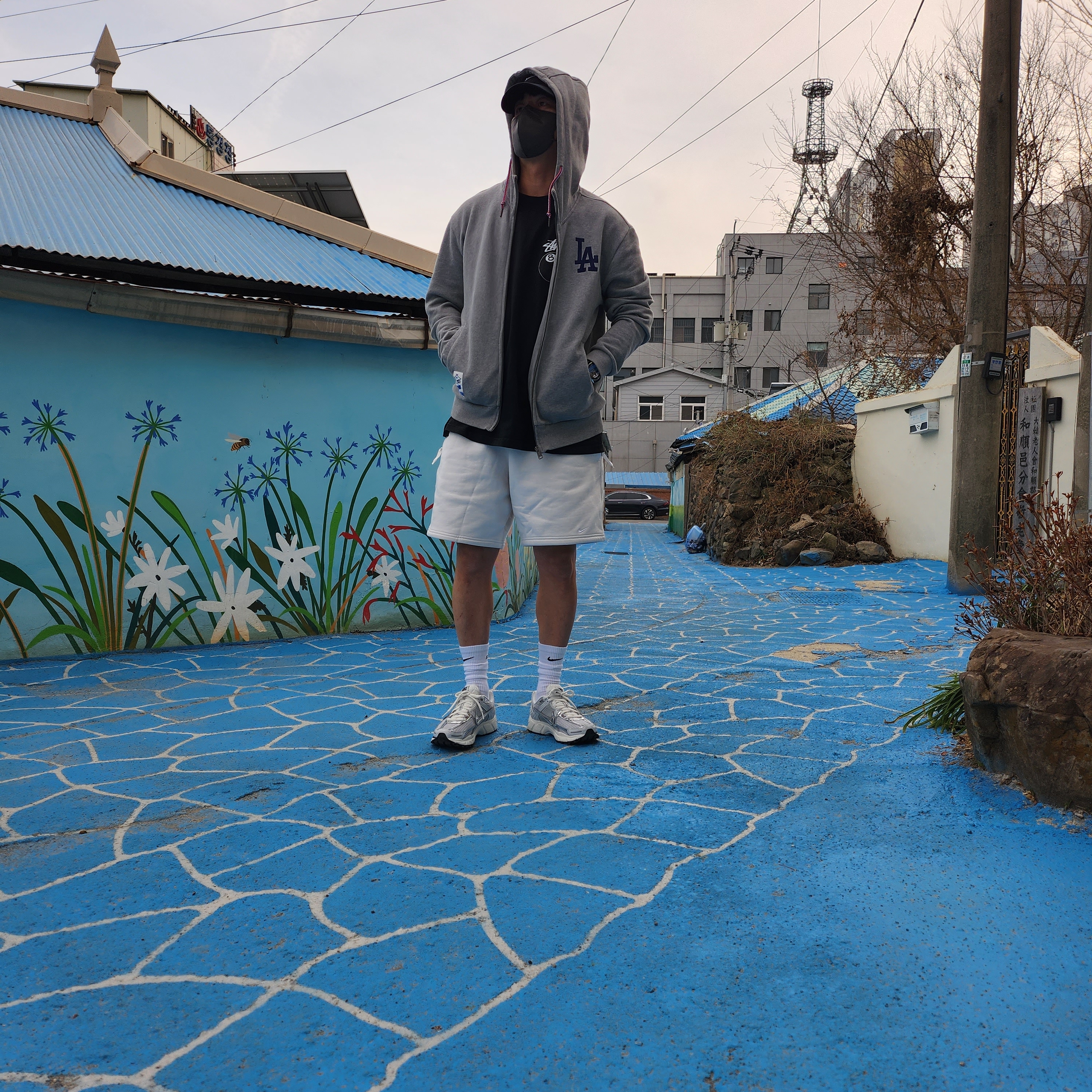 (W) Nike Zoom Vomero 5 Photon Dust and Metallic Silver, Nike NRG Solo Swoosh Fleece Shorts Phantom White - Asia 착용 스타일 - 1