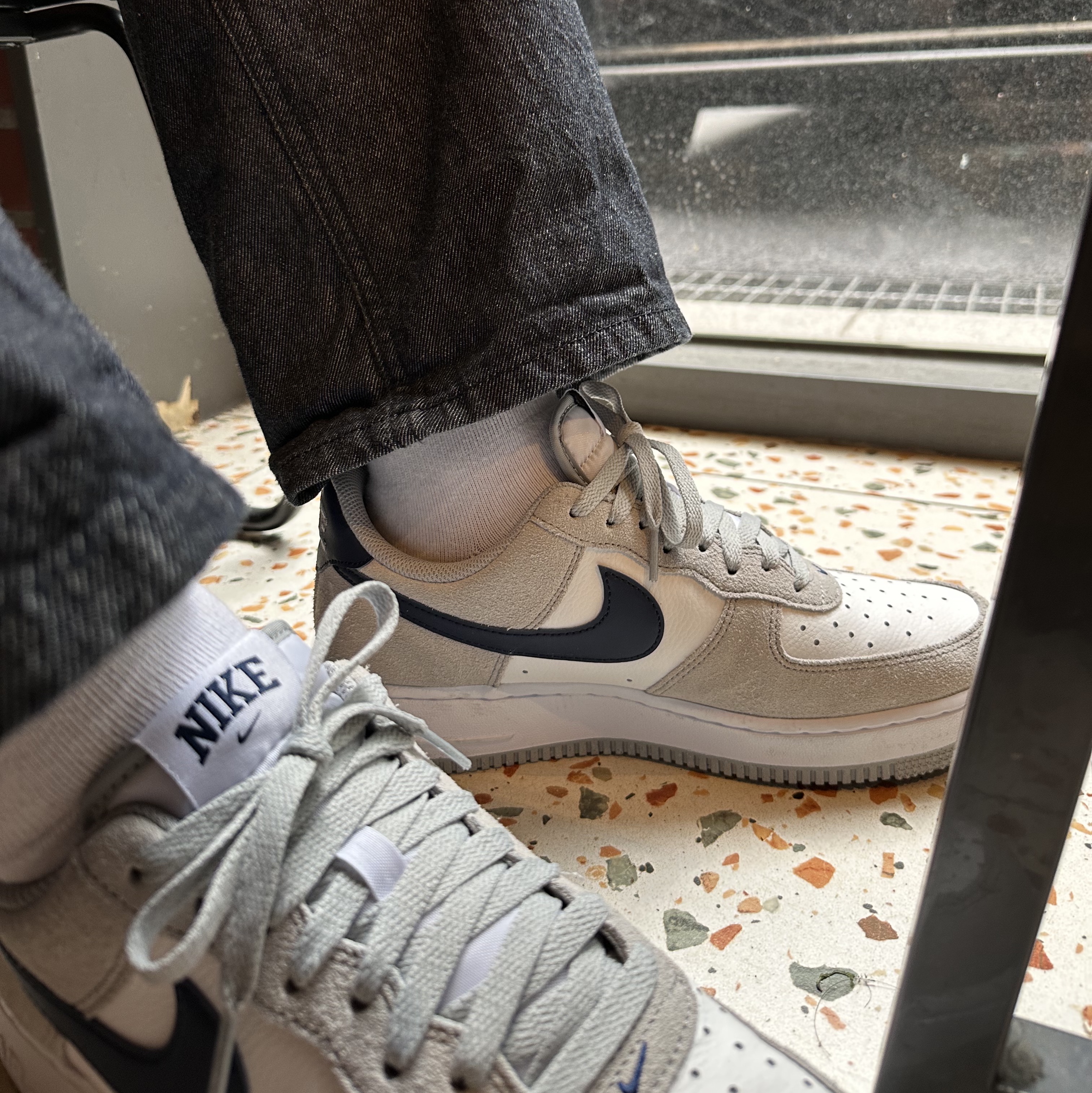 Nike Air Force 1 '07 Light Smoke Grey Midnight Navy 착용 스타일