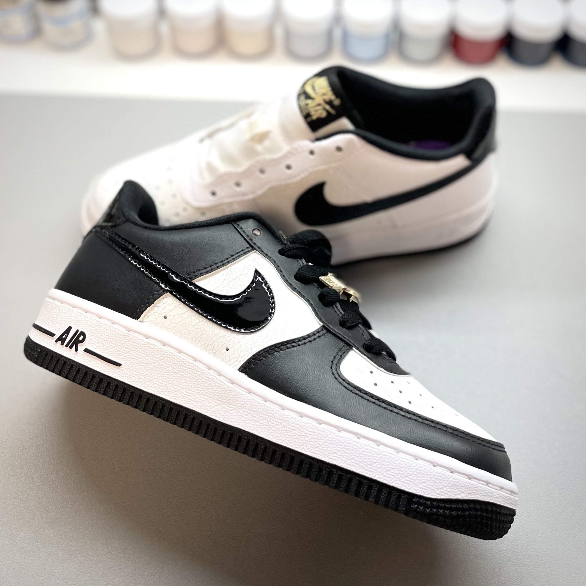 Nike Air Force 1 '07 LV8 EMB World Champions White Black, (GS) Nike Air Force 1 LV8 White Black 착용 스타일 - 3