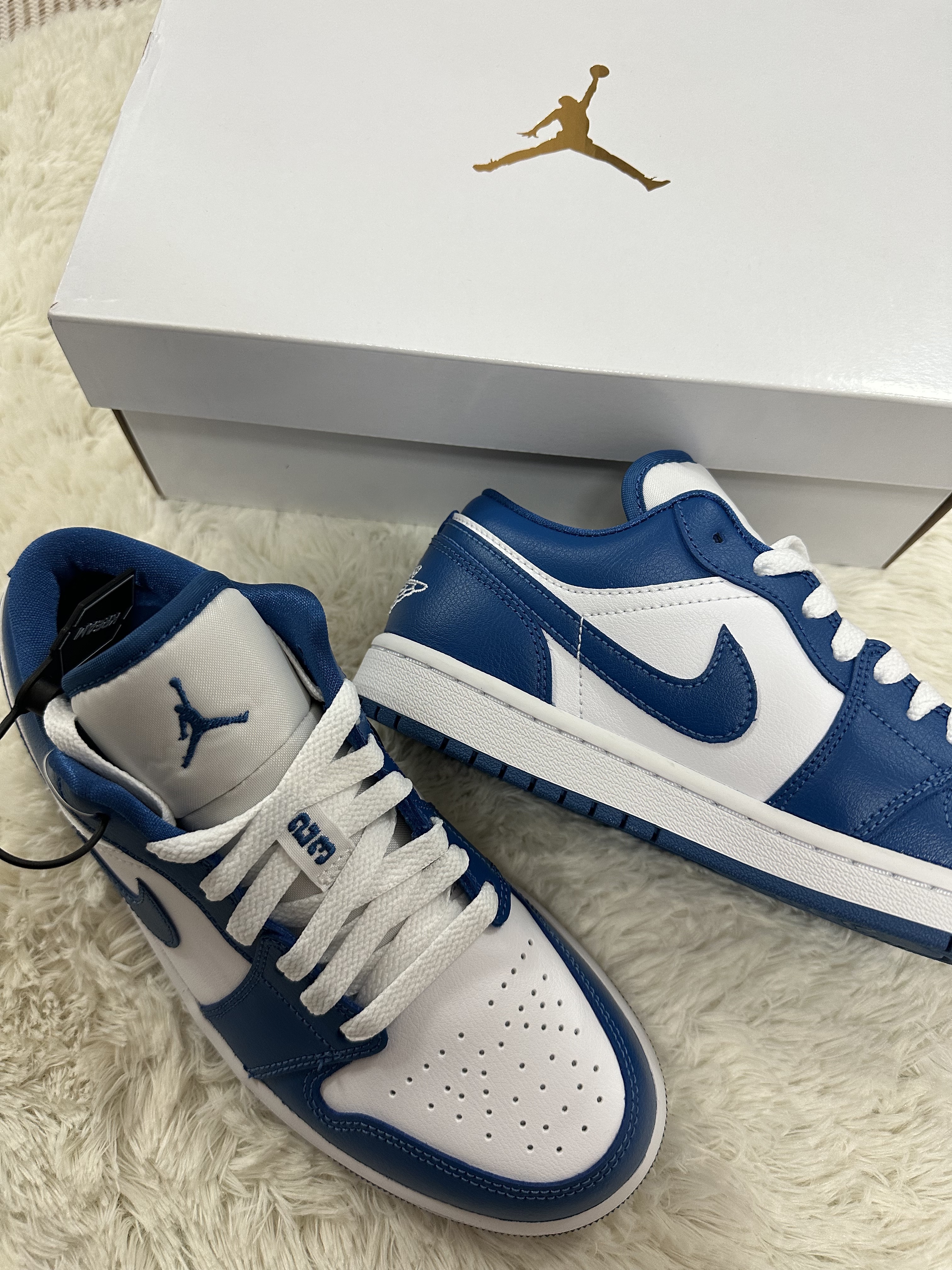 (W) Jordan 1 Low White Dark Marina Blue 착용 스타일 - 1