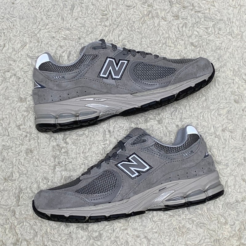 New Balance 2002R Grey 착용 스타일 - 1