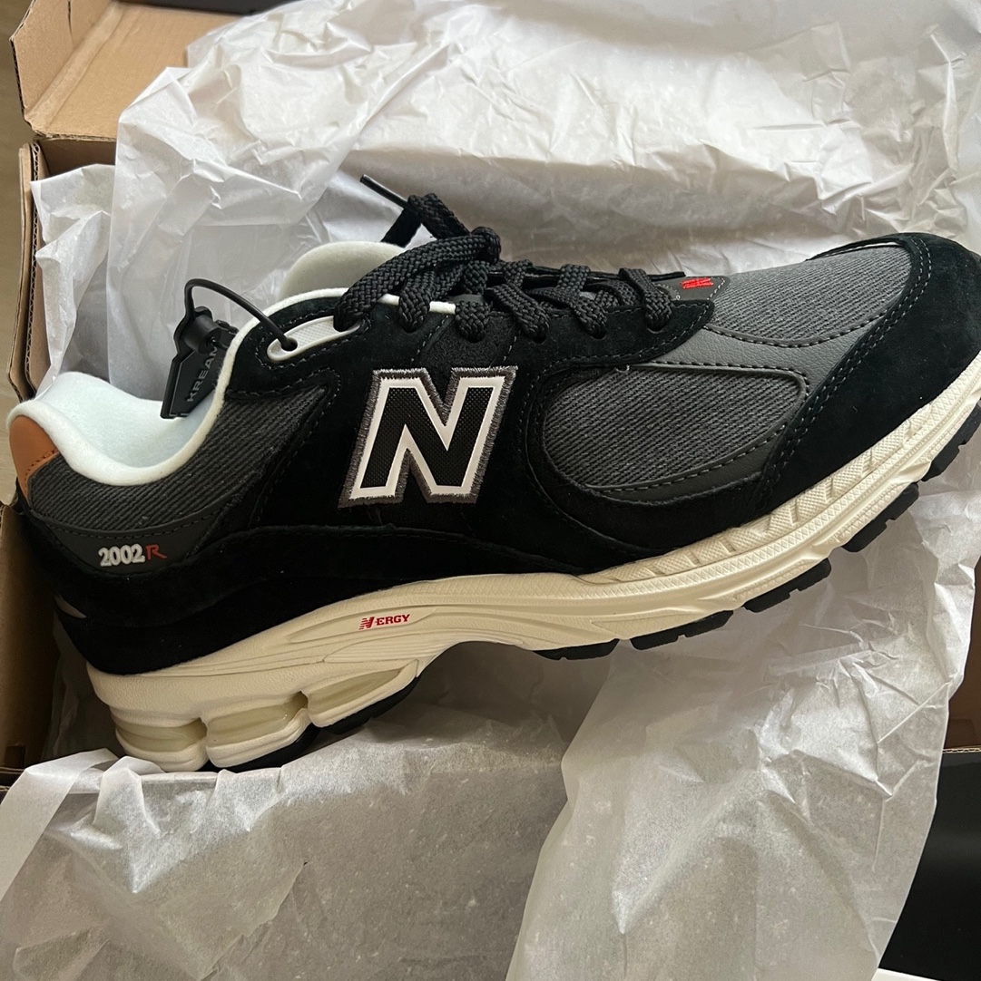 New Balance 2002R Black Sepia 착용 스타일