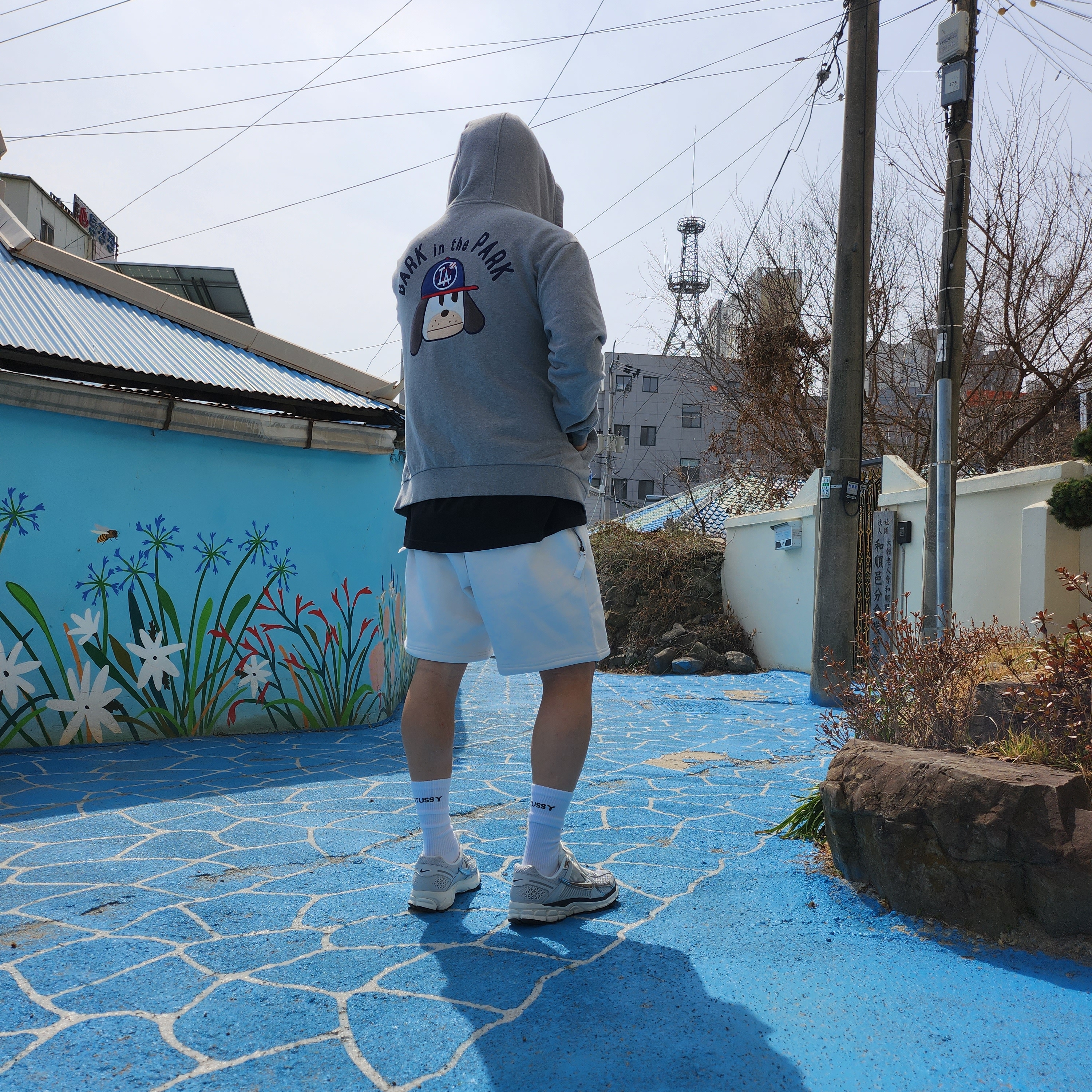 (W) Nike Zoom Vomero 5 Photon Dust and Metallic Silver, Nike NRG Solo Swoosh Fleece Shorts Phantom White - Asia 착용 스타일 - 3