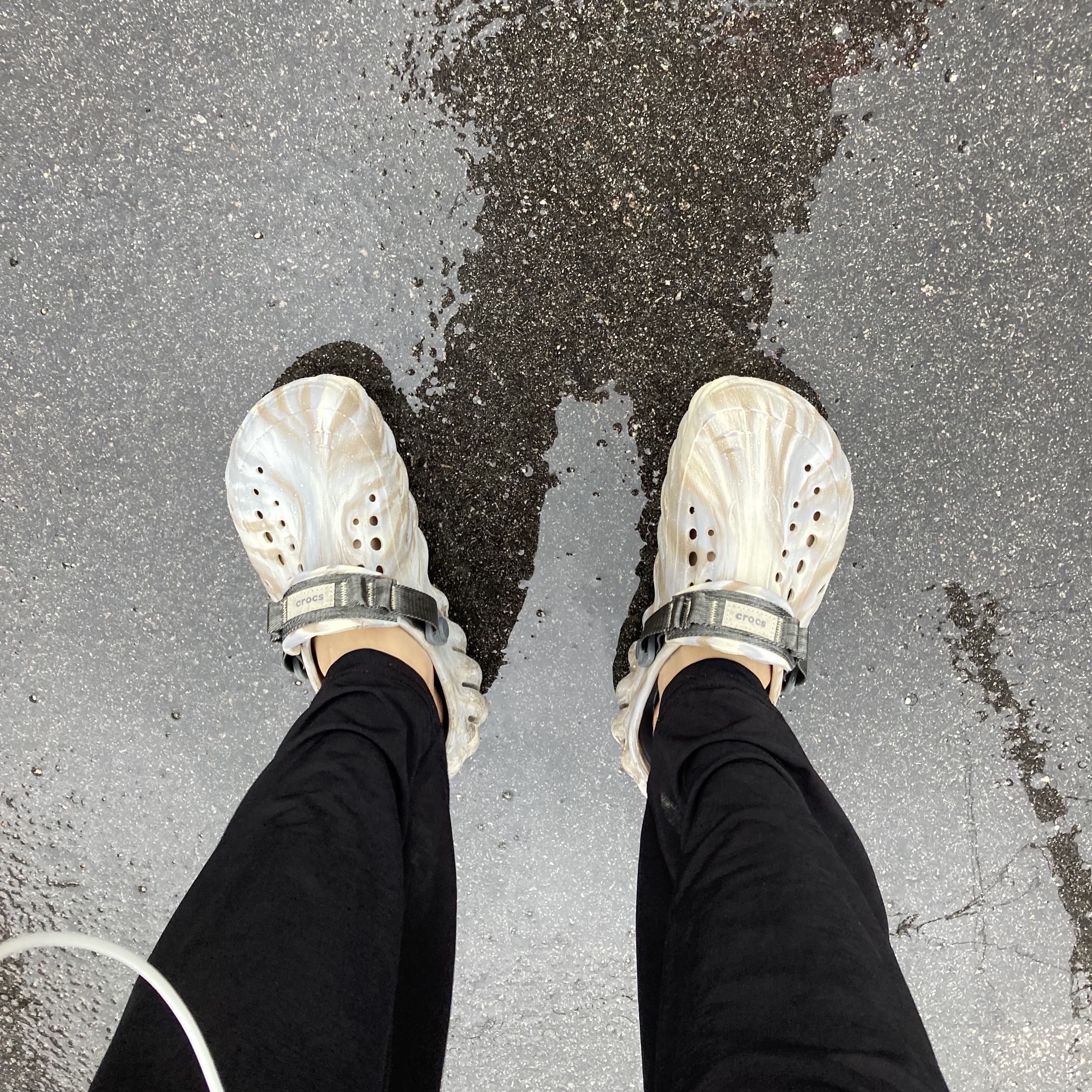 Crocs Echo Marbled Clog Bone Multi 착용 스타일 - 1