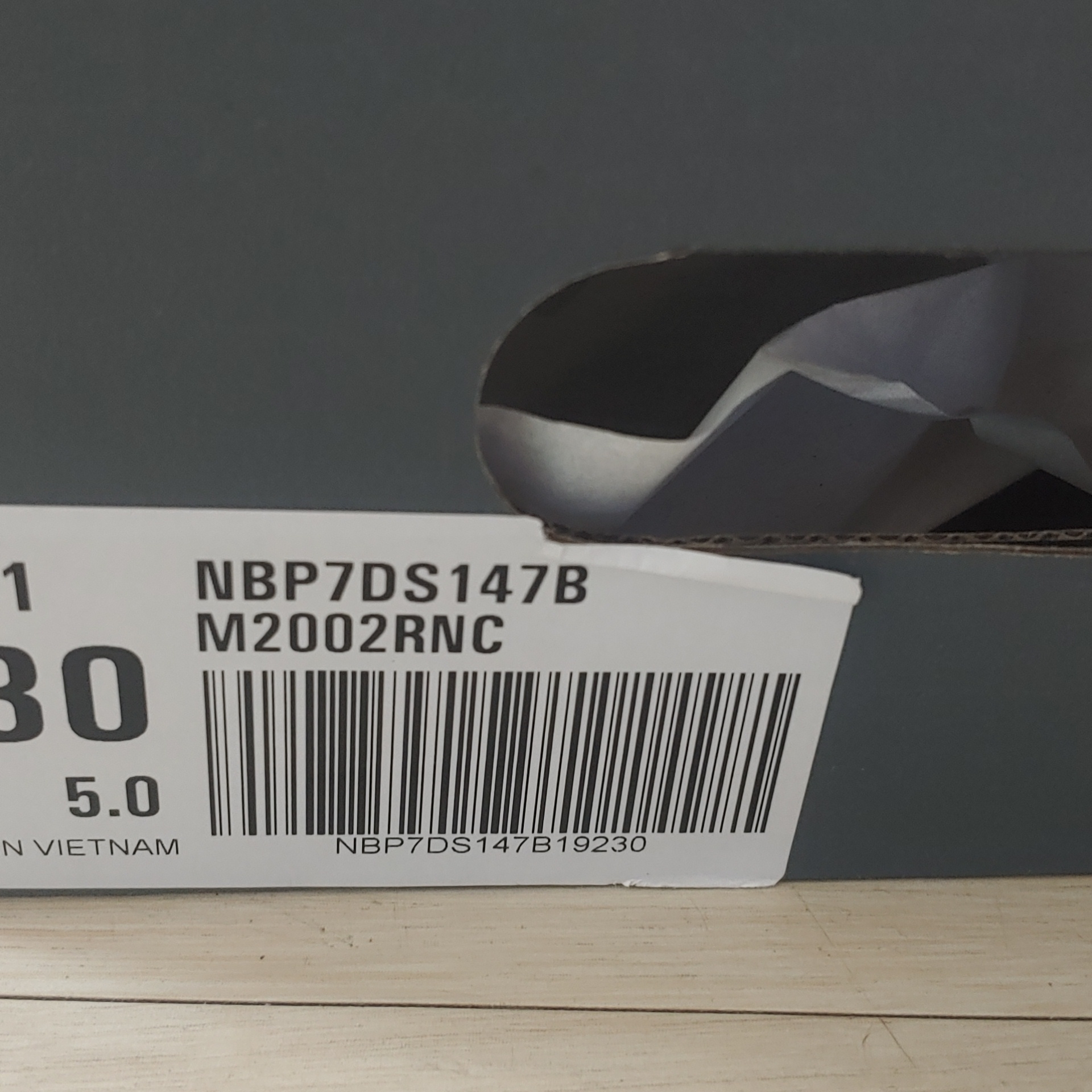 New Balance 2002R Premium Vintage Black 착용 스타일 - 2