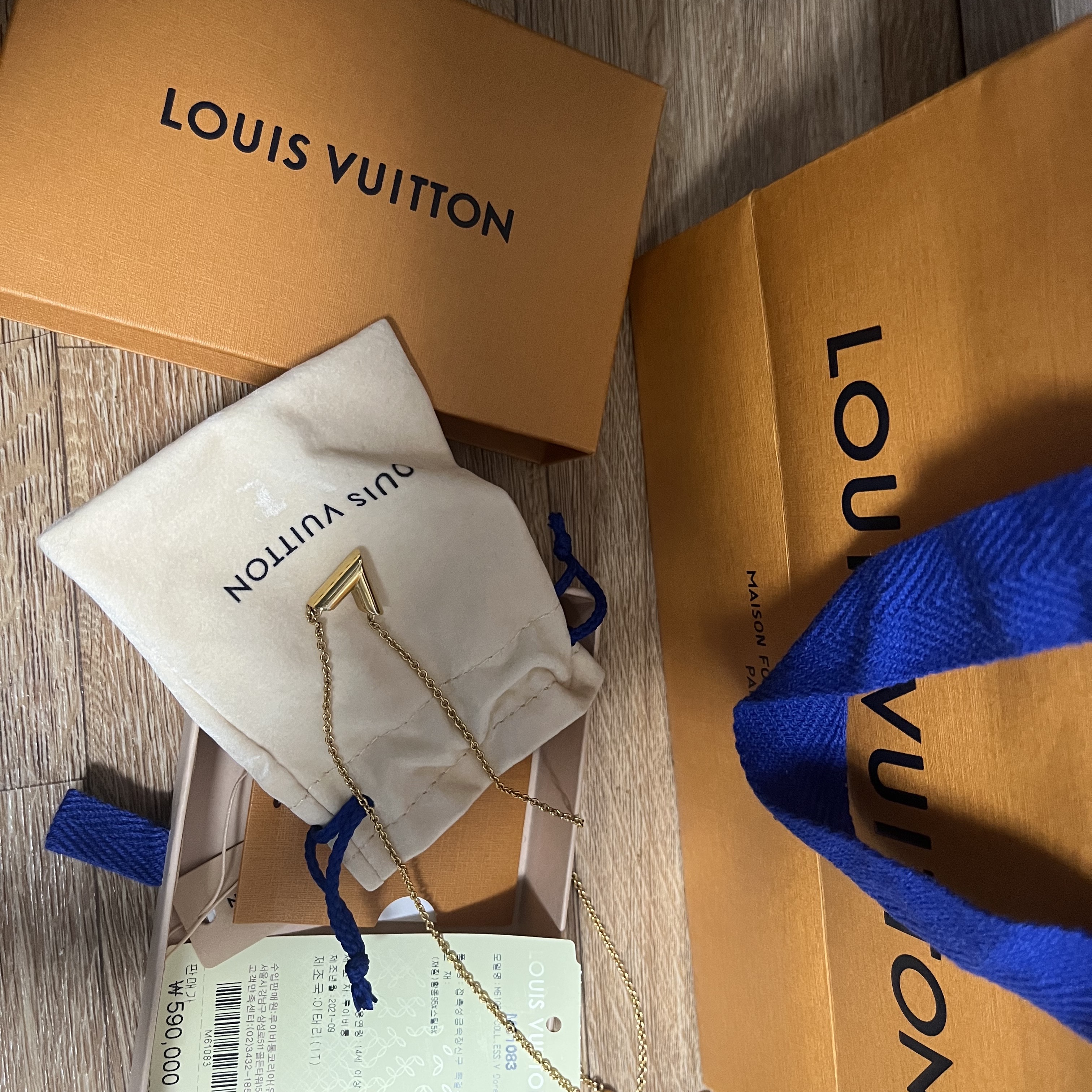 (W) Louis Vuitton Essential V Necklace Gold 착용 스타일 - 2