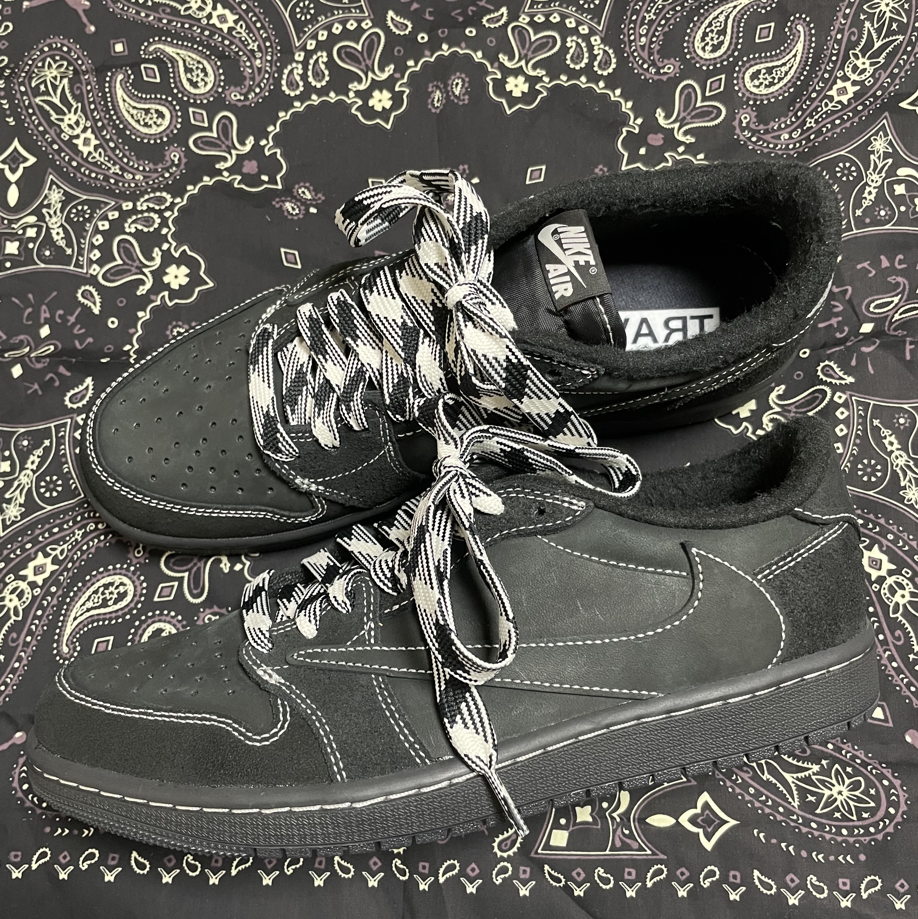 Jordan 1 x Travis Scott Retro Low OG SP Black Phantom 착용 스타일