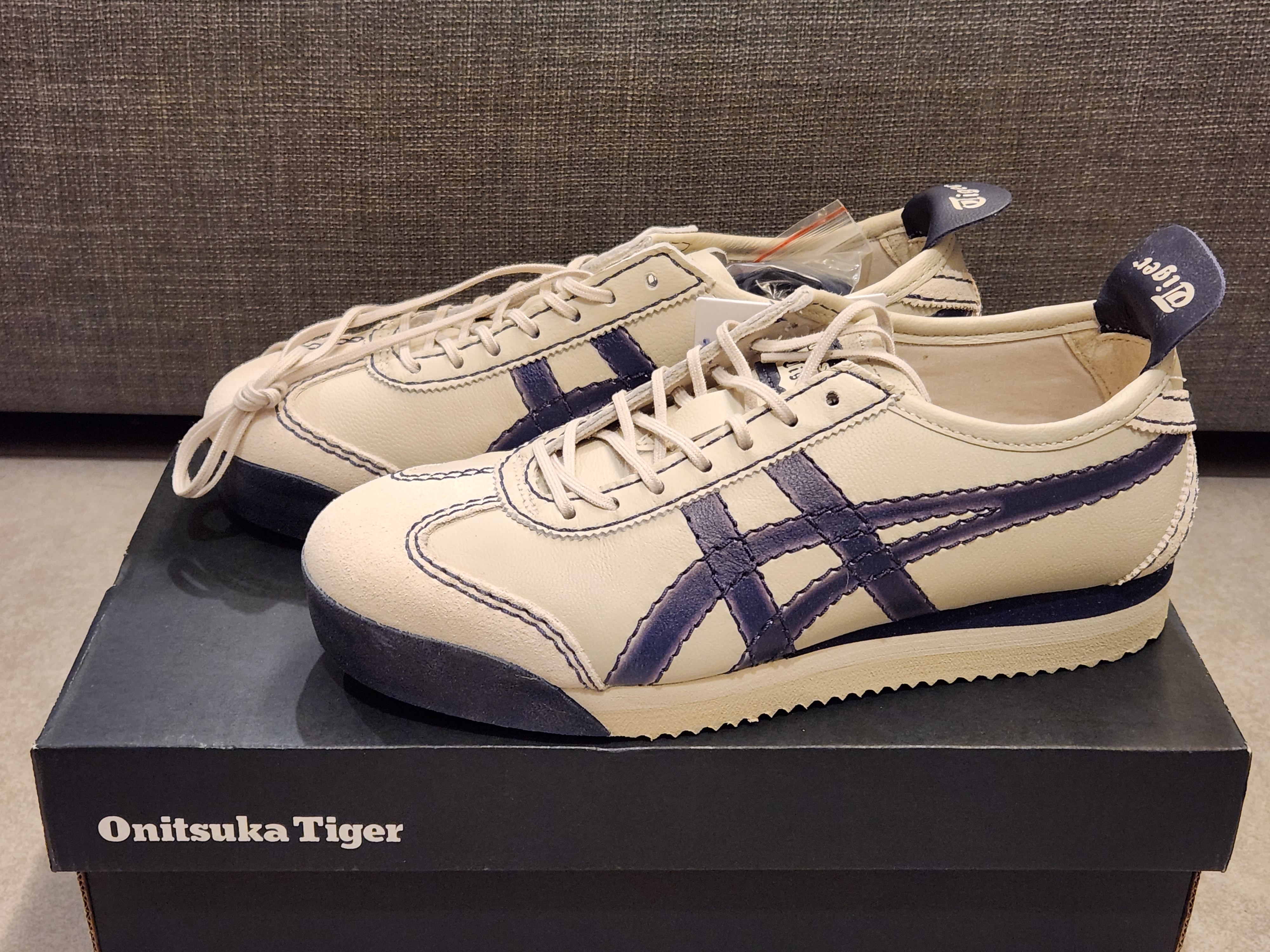 Onitsuka Tiger Mexico 66 SD PF Birch Peacoat 착용 스타일