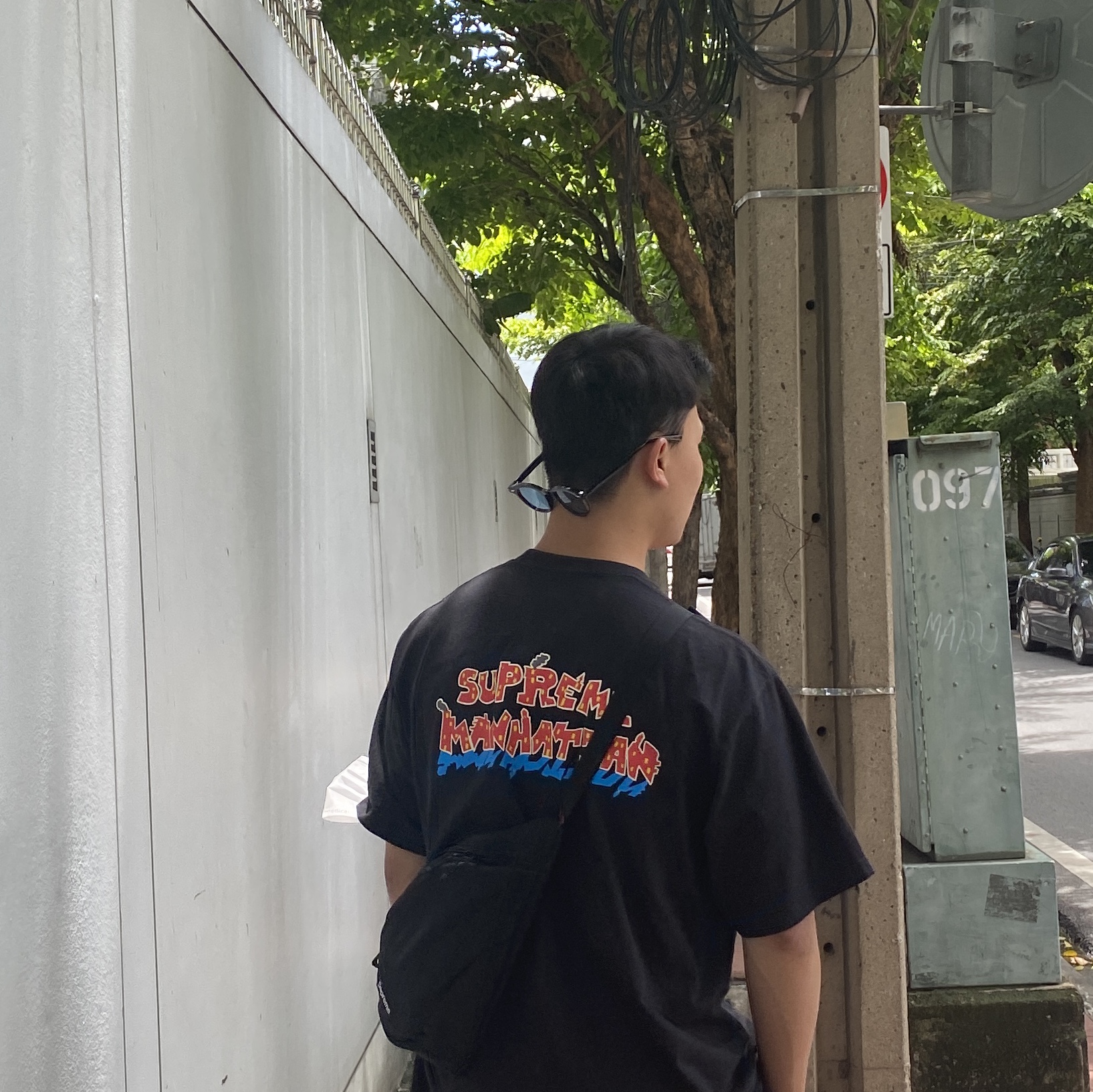 Supreme Manhattan T-Shirt Black - 22SS, Supreme Sling Bag Black - 20FW 착용 스타일 - 2