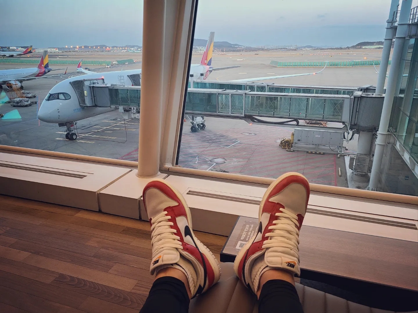 Nike Dunk Low SE Photon Dust and Summit White 착용 스타일 - 1
