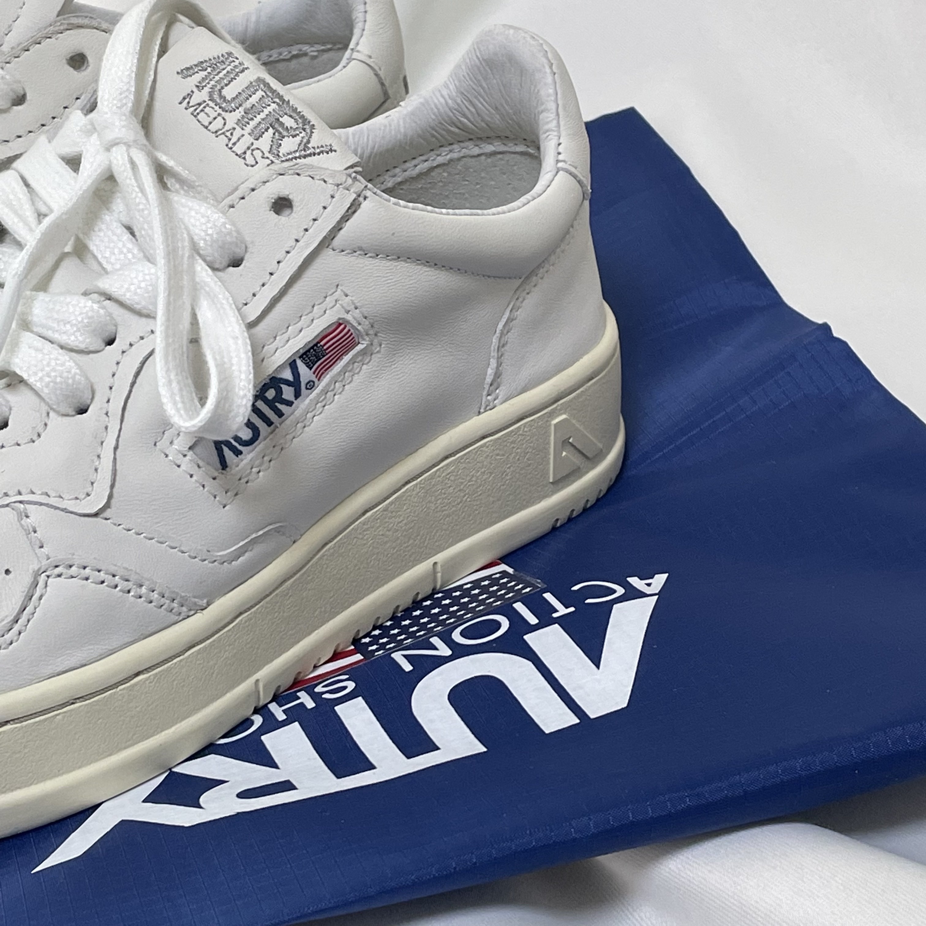 (W) Autry Medalist Low Goatskin Sneakers White 착용 스타일