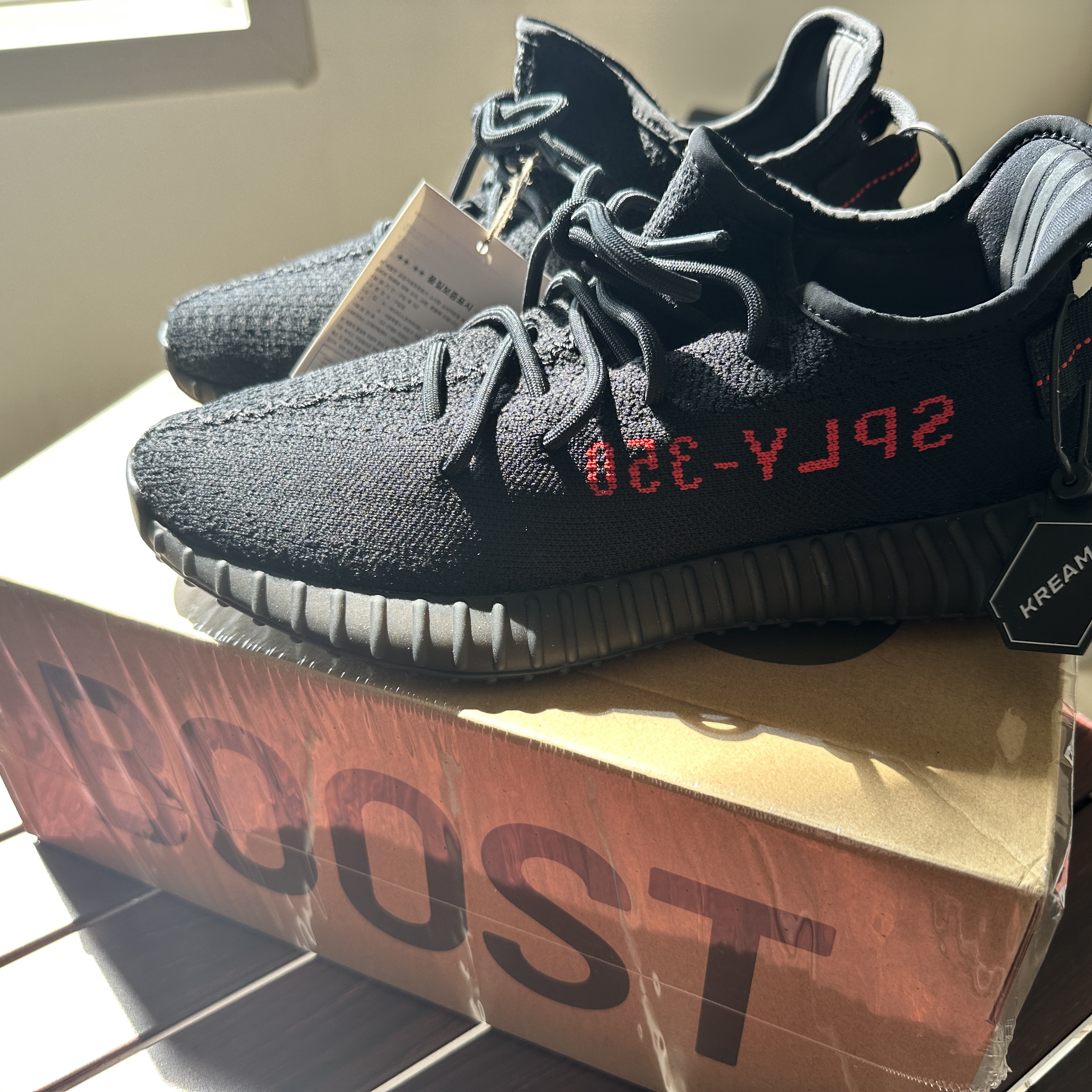 Adidas Yeezy Boost 350 V2 Black Red 2020 착용 스타일 - 1
