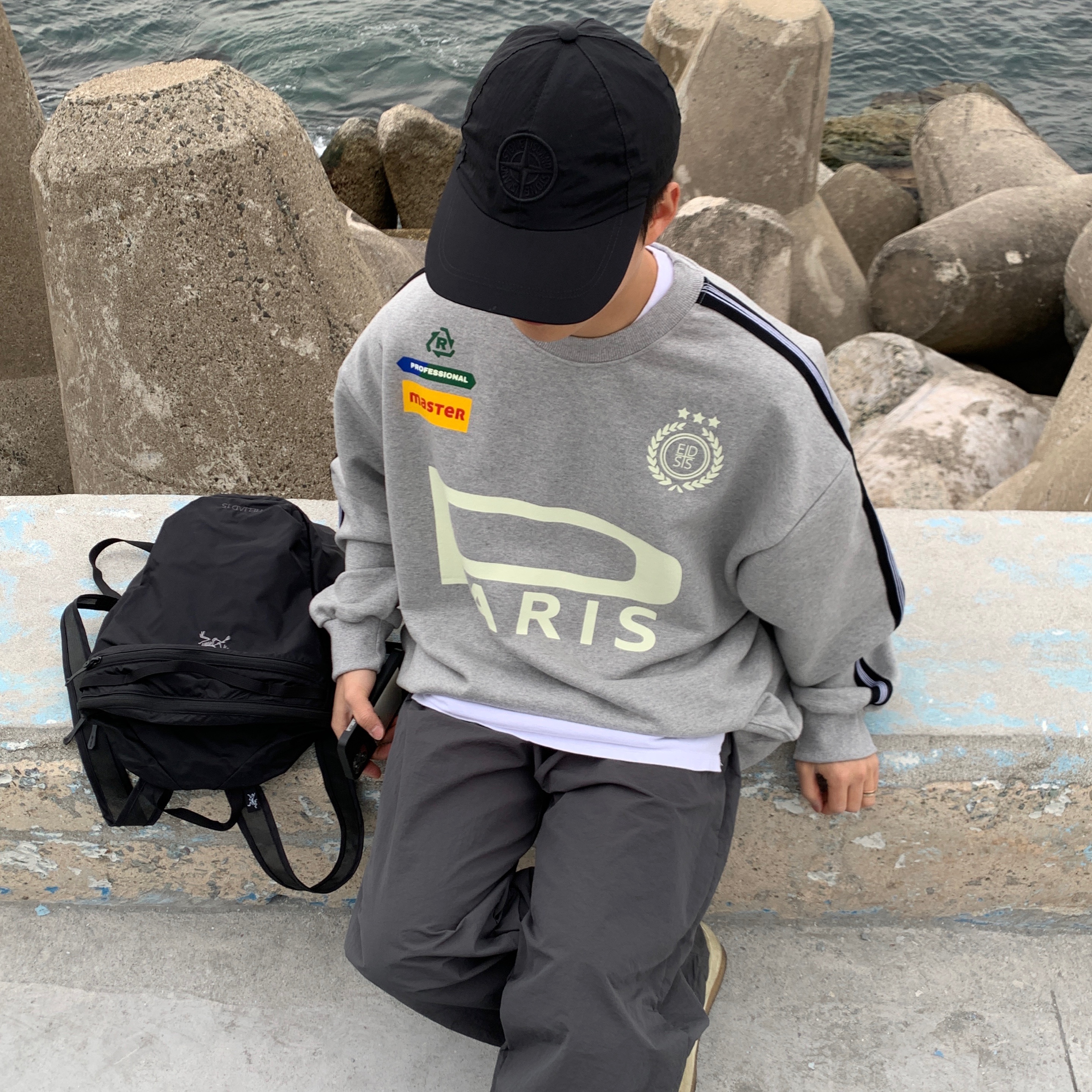 Arc'teryx Heliad 10 Backpack Black, Stone Island 99576 Nylon Metal 6-Panel Cap Black 착용 스타일 - 3