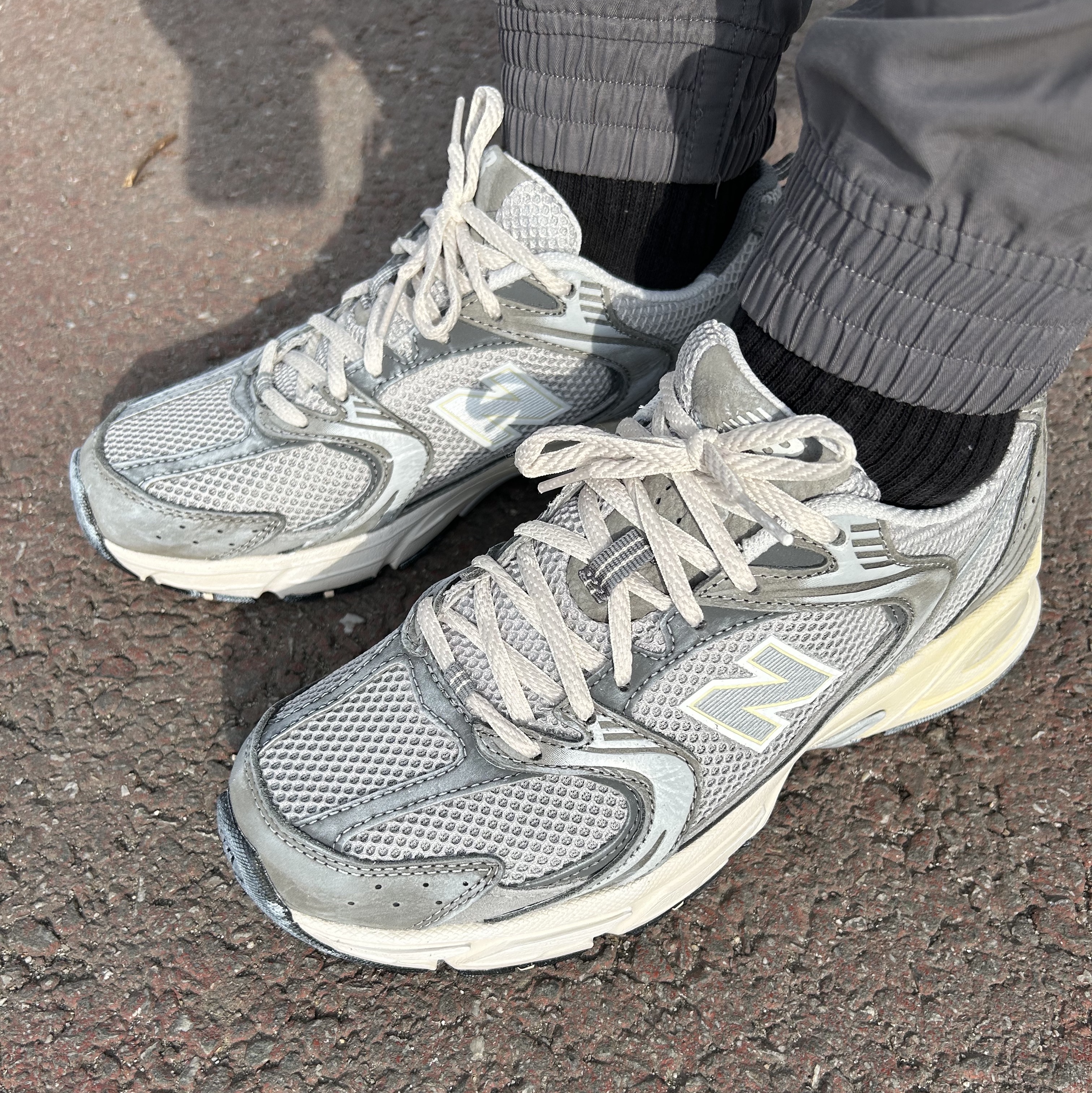New Balance 530 Premium Vintage Grey Matter 착용 스타일 - 2