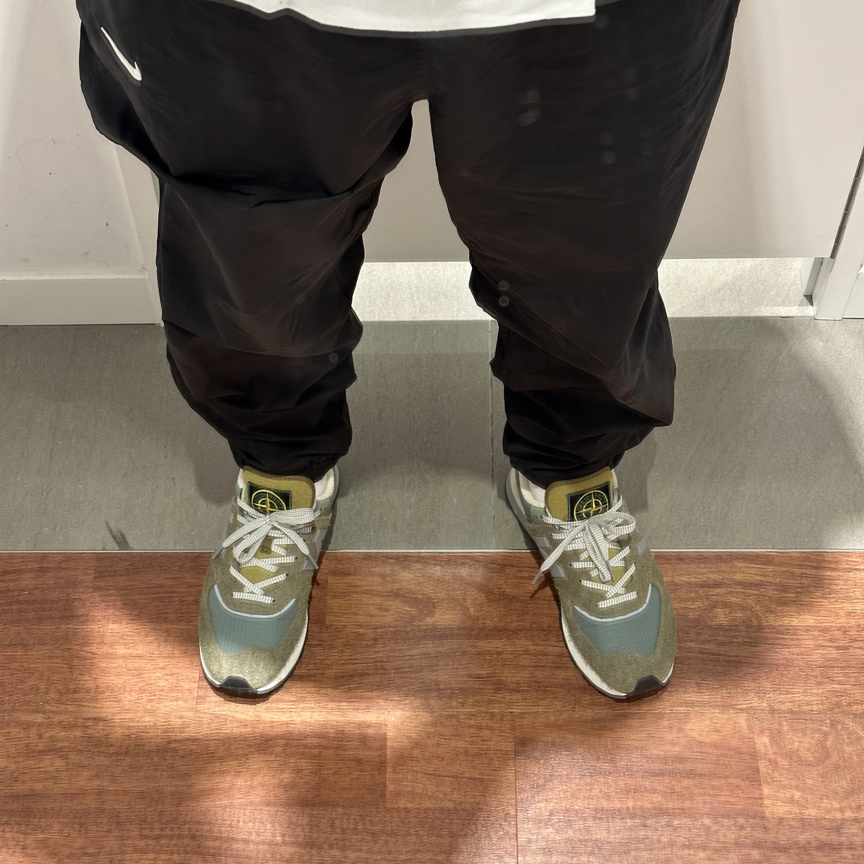 New Balance x Stone Island 574 Legacy Green 착용 스타일 - 3