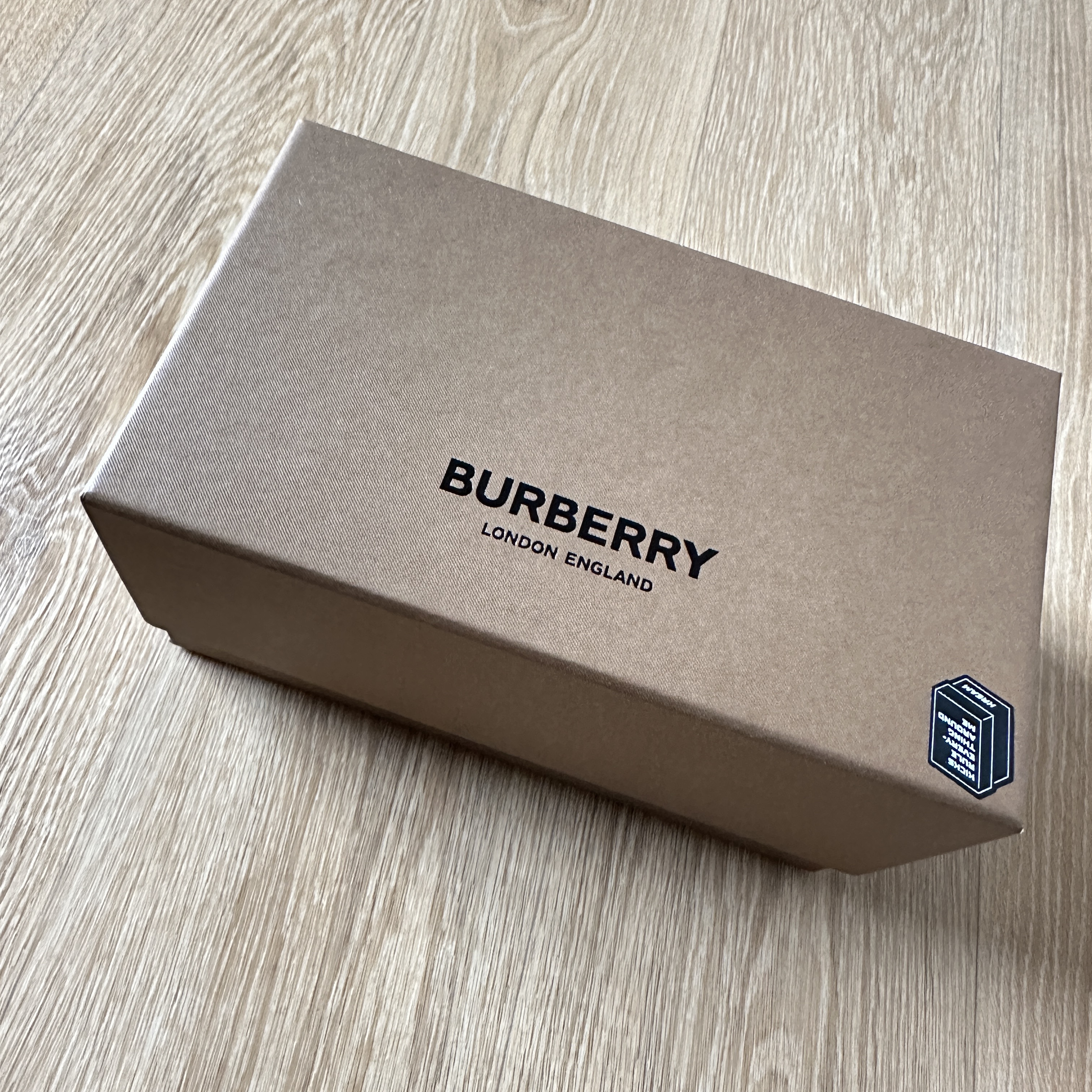 Burberry Thomas Bear Charm in Trench Coat Archive Beige 착용 스타일 - 1