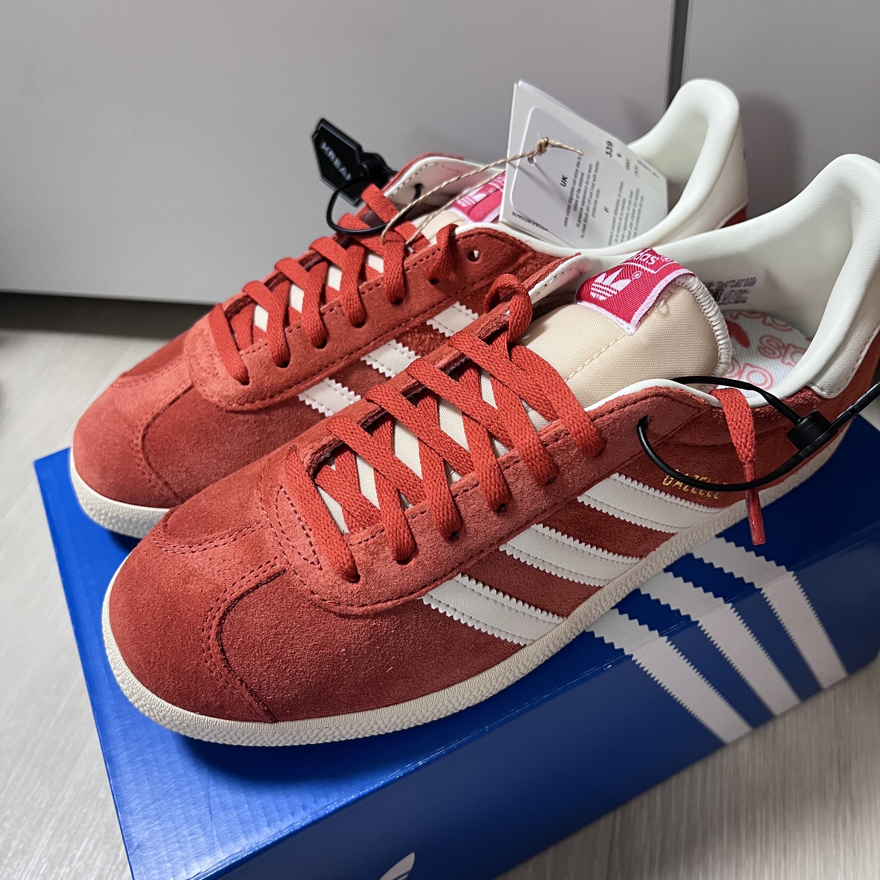 Adidas Gazelle Preloved Red Off White 착용 스타일