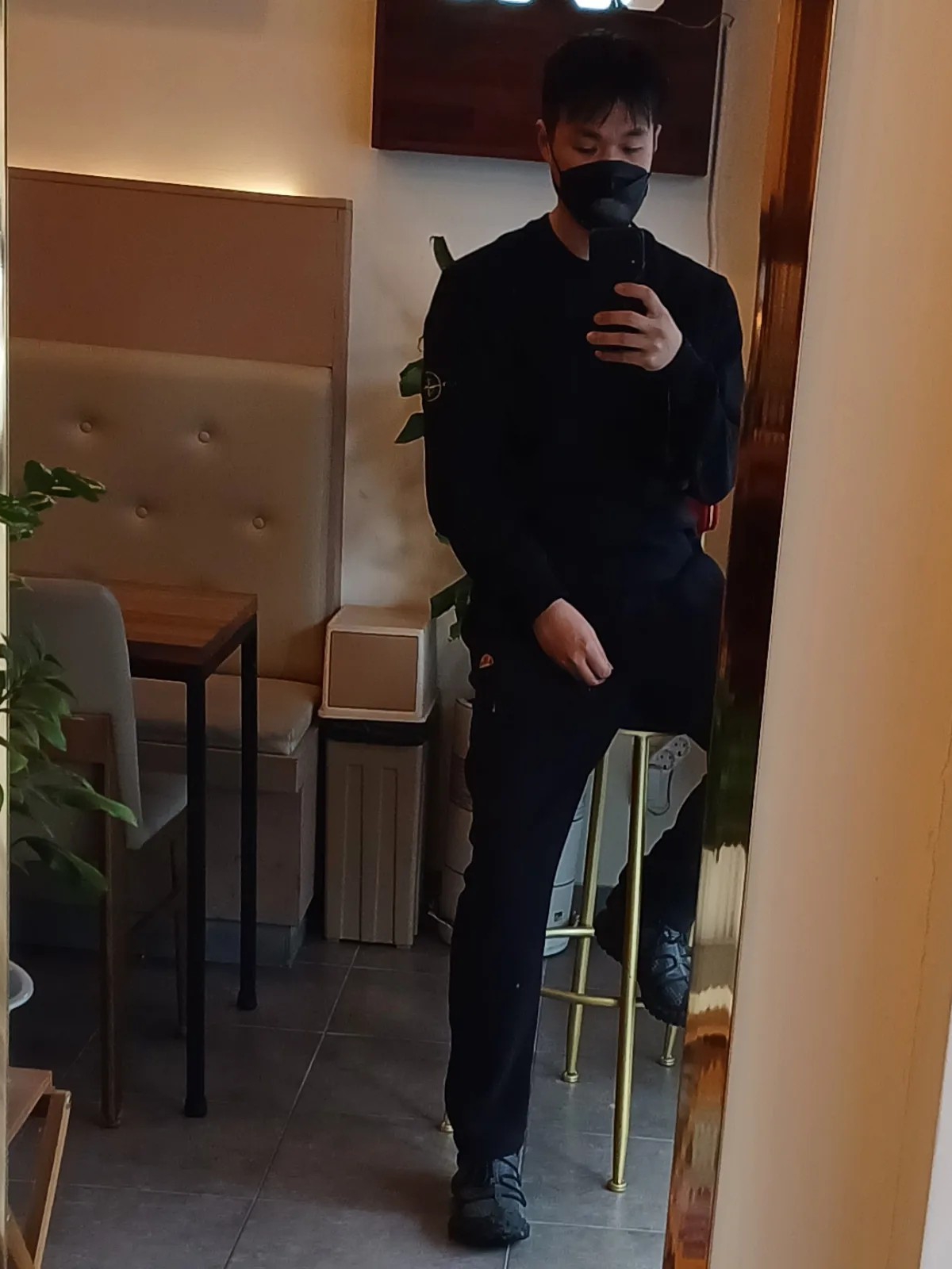 Stone Island 63020 Crewneck Sweatshirt Black - 22FW, Nike ACG Mountain Fly Low Gore-Tex SE Dark Smoke Grey 착용 스타일 - 1