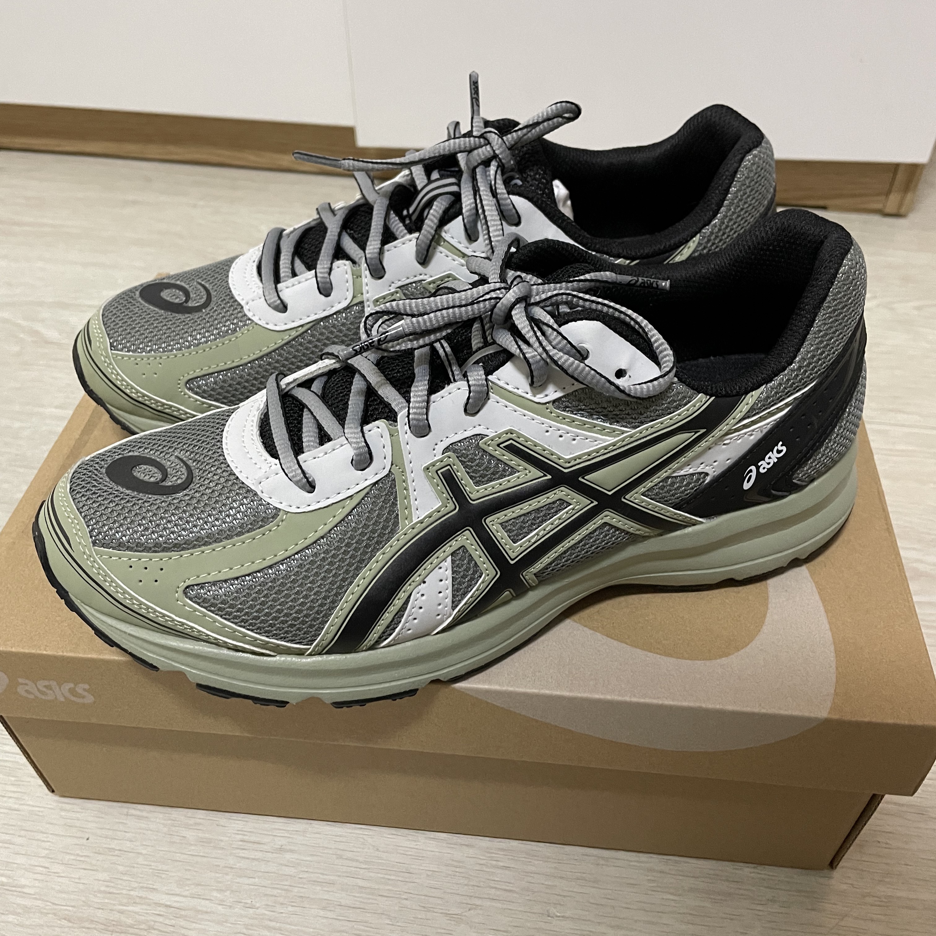 Asics Jog 100 S Sheet Rock - 2E Wide 착용 스타일 - 2