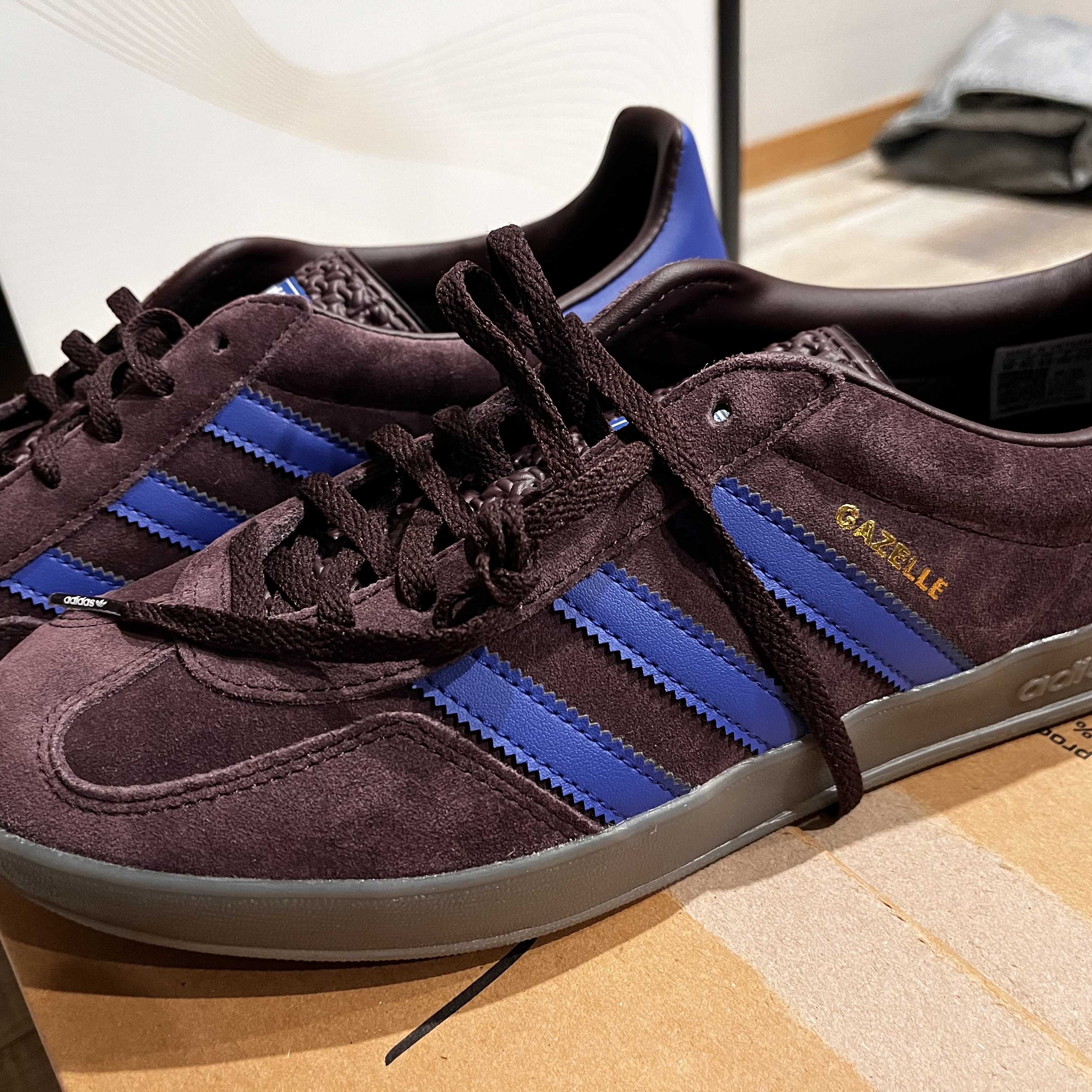 Adidas Gazelle Indoor Shadow Maroon 착용 스타일 - 1