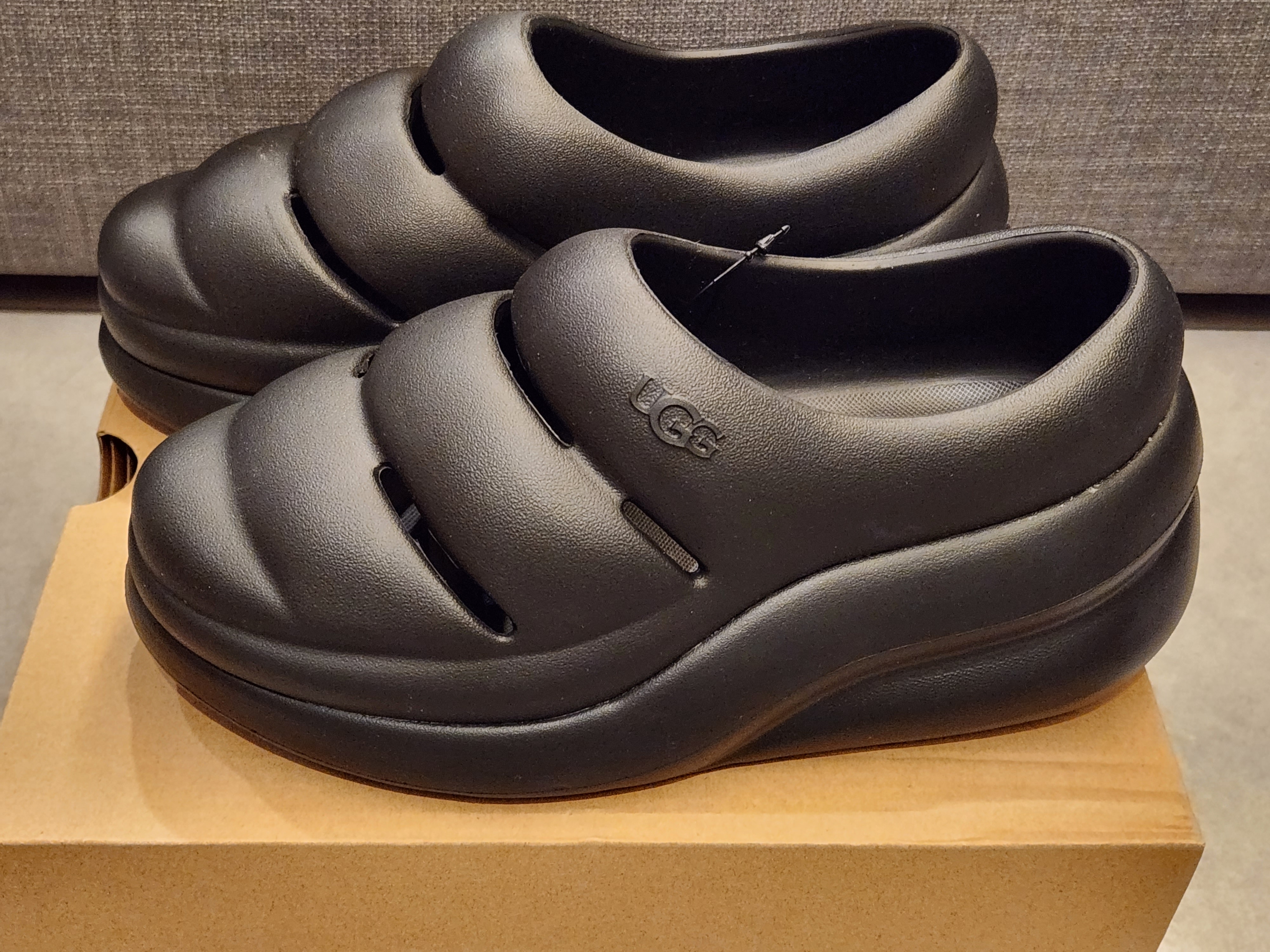 (W) UGG Sport Yeah Clog Black 착용 스타일