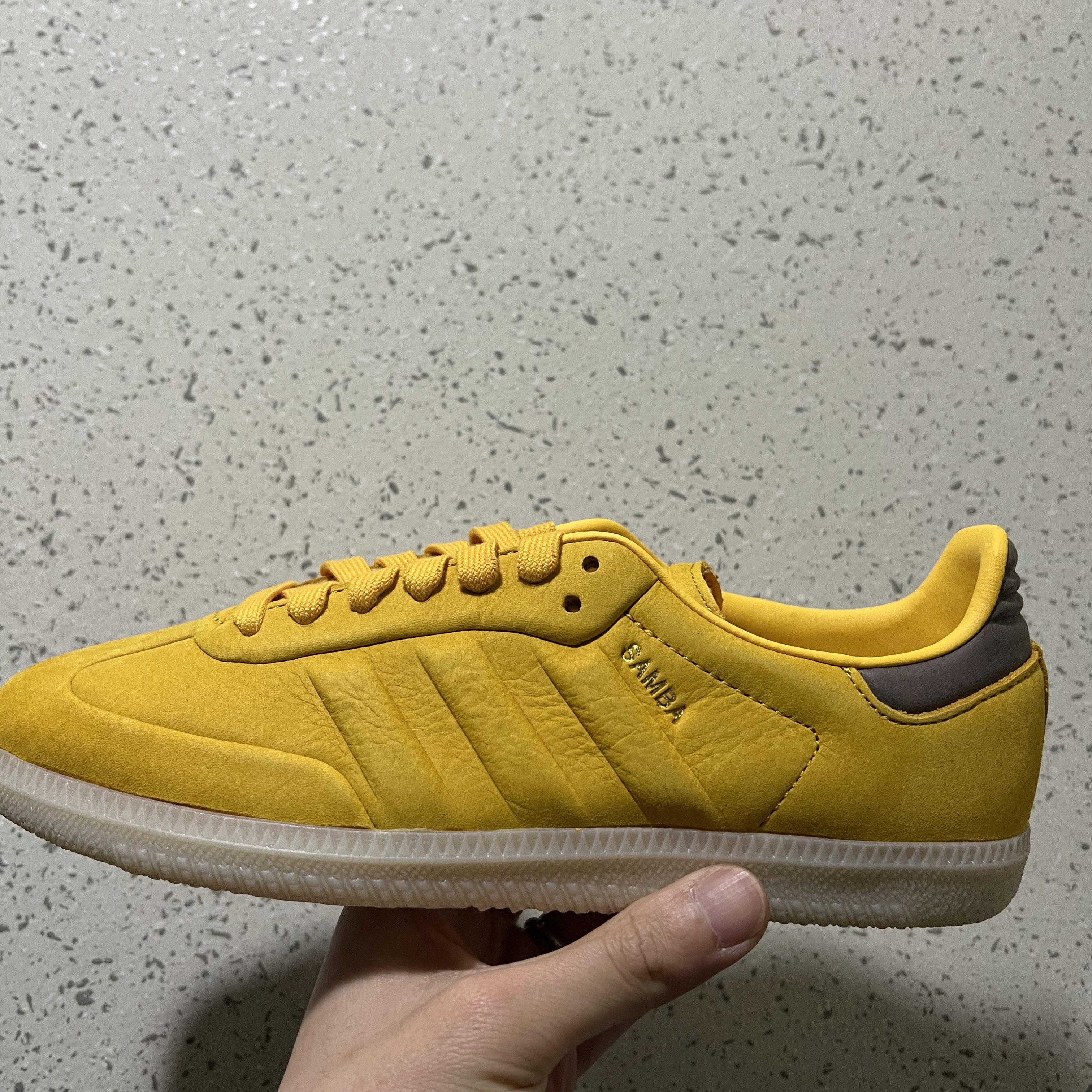 Adidas Samba Bold Gold 착용 스타일 - 1