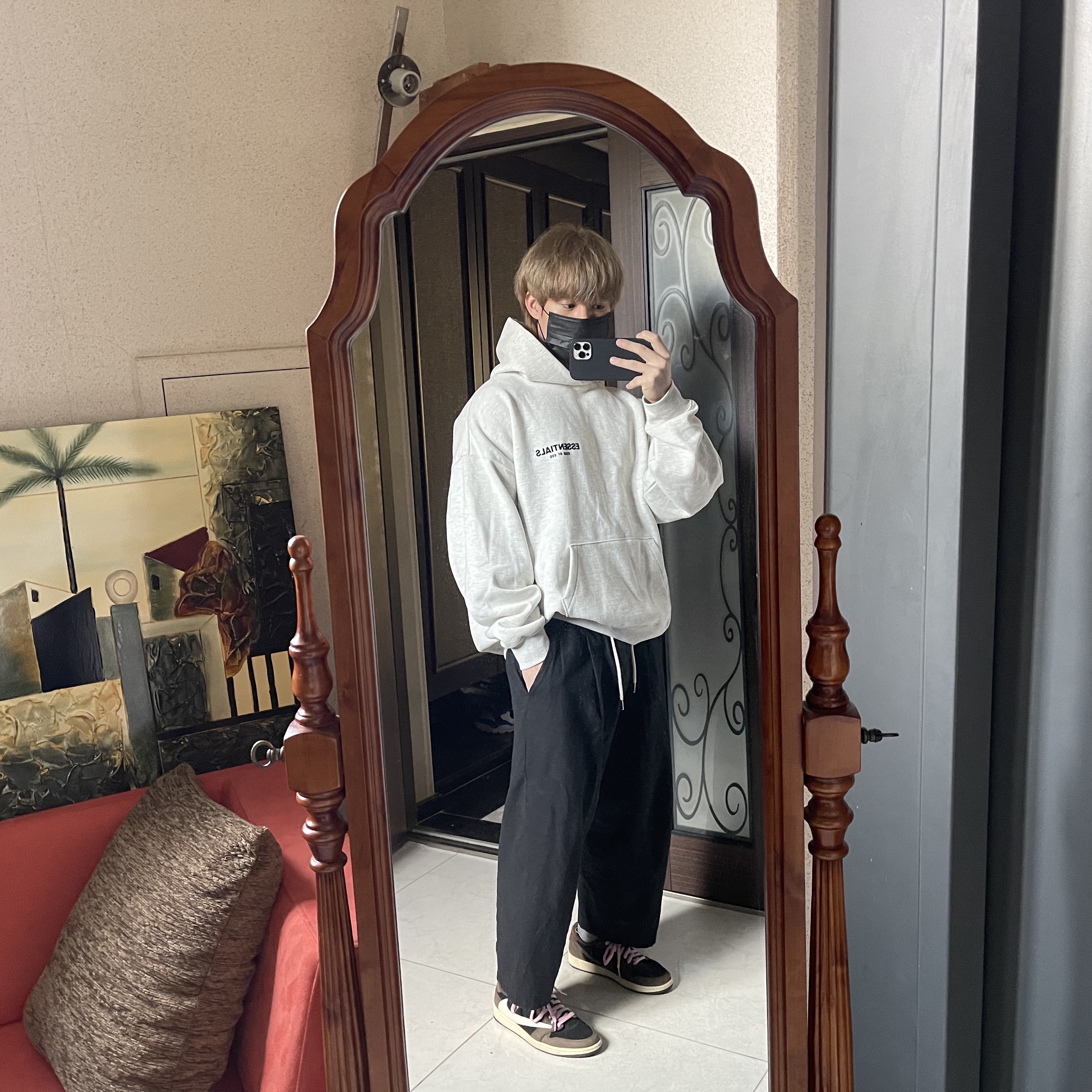 Jordan 1 x Travis Scott Retro Low OG SP Mocha, Essentials The Core Collection Hoodie Light Oatmeal 착용 스타일