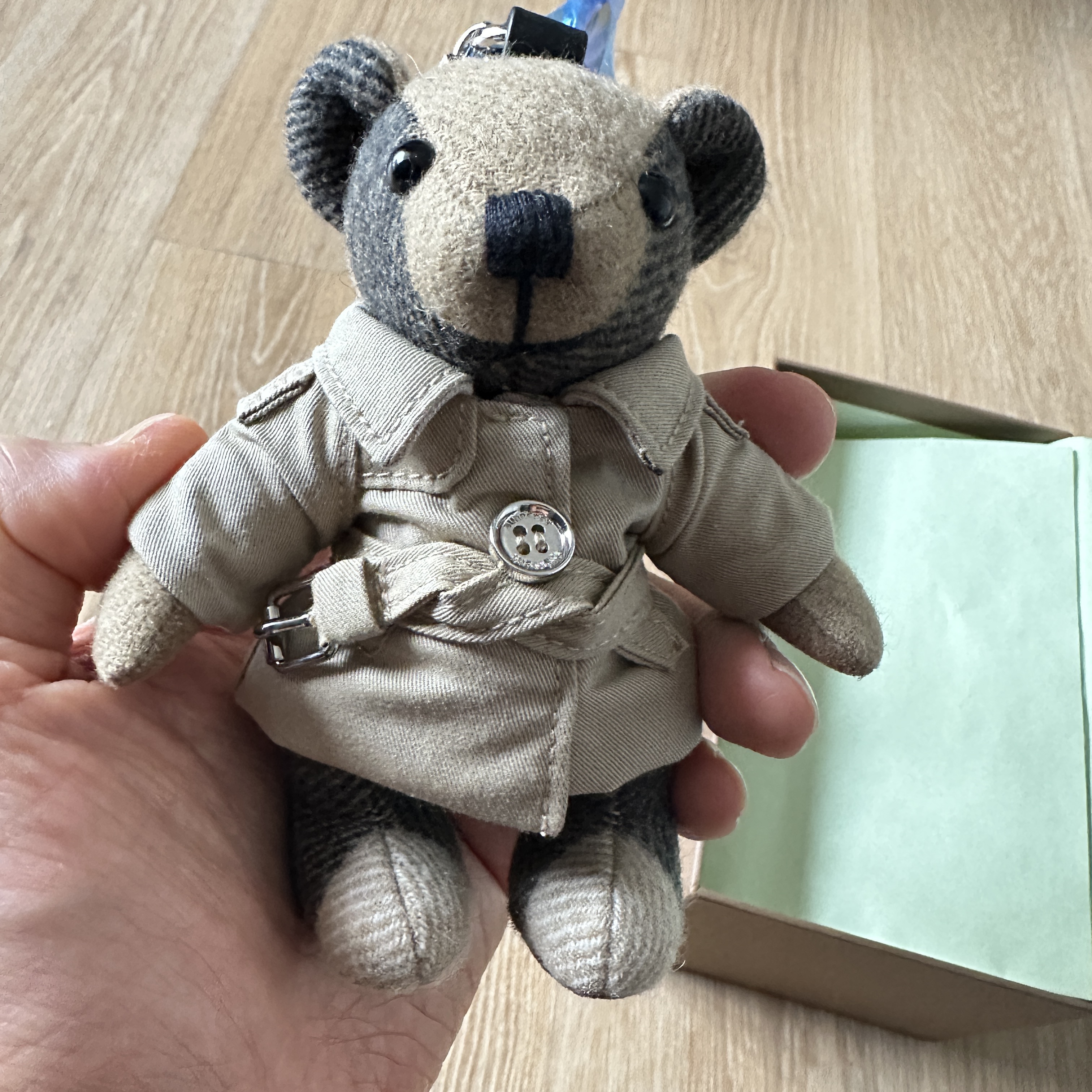 Burberry Thomas Bear Charm in Trench Coat Archive Beige 착용 스타일 - 3