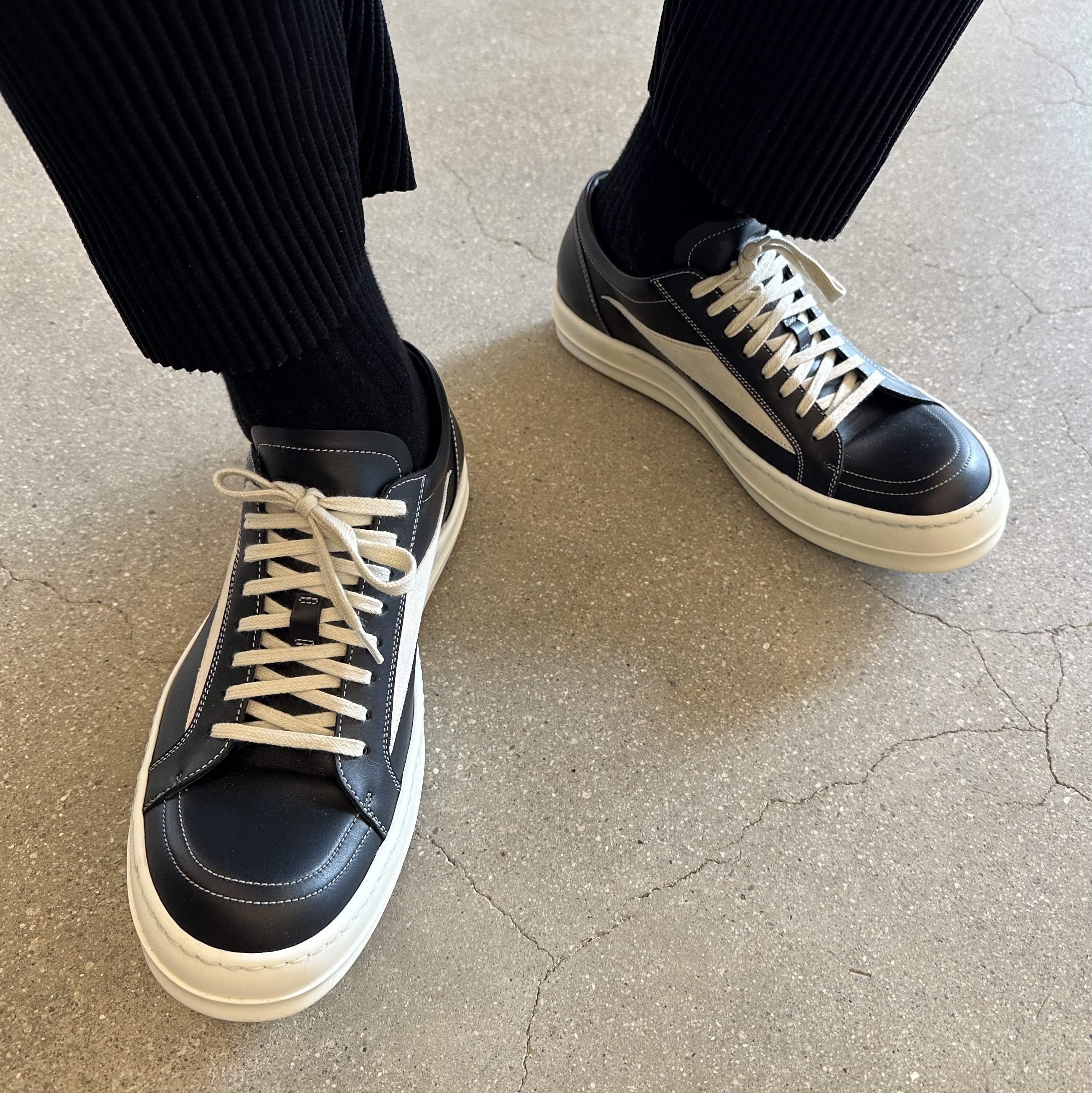 Rick Owens Vintage Sneakers Black 착용 스타일 - 1