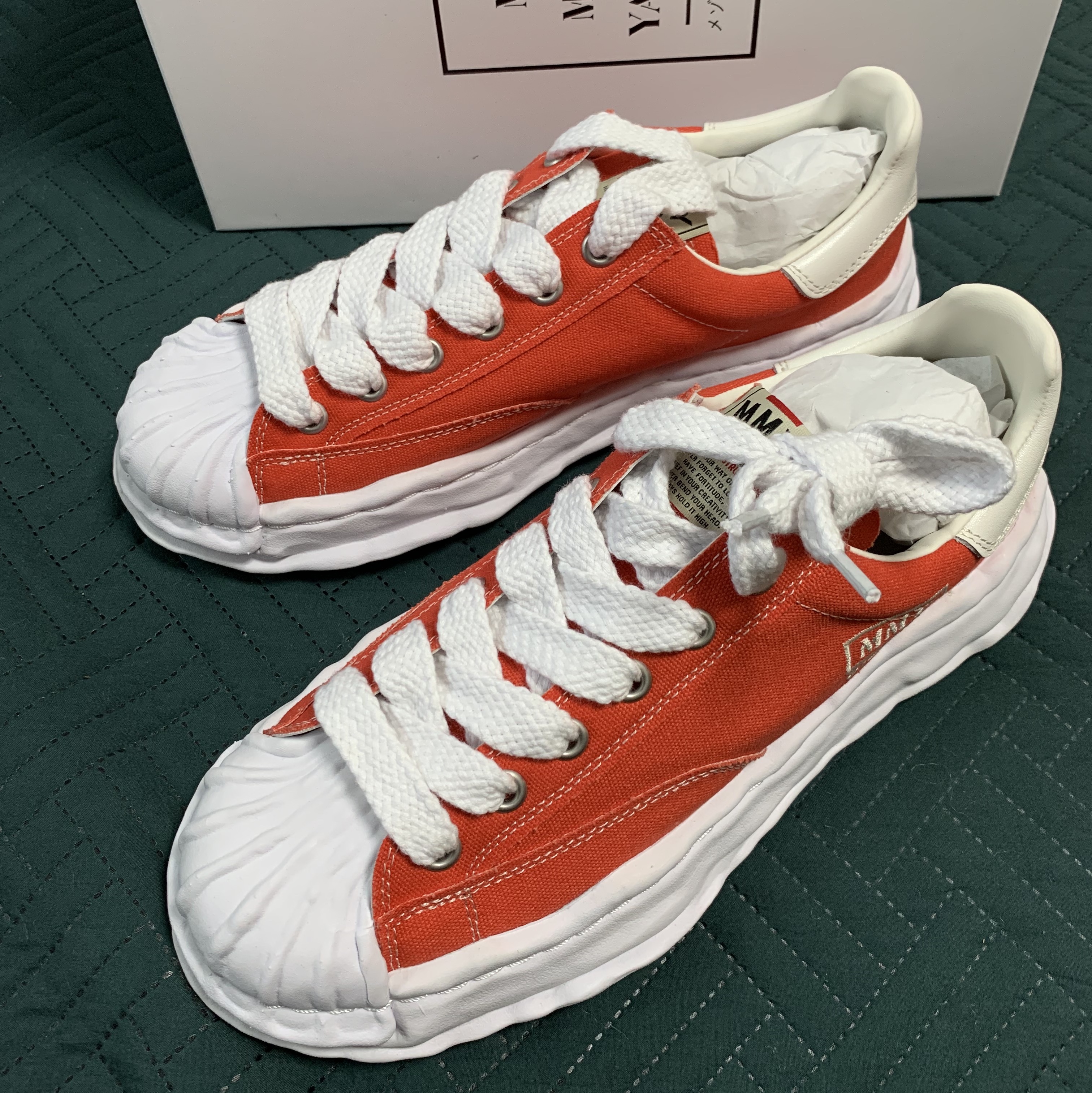 Maison Mihara Yasuhiro Blakey OG Sole Canvas Low-top Sneakers Orange 착용 스타일 - 1