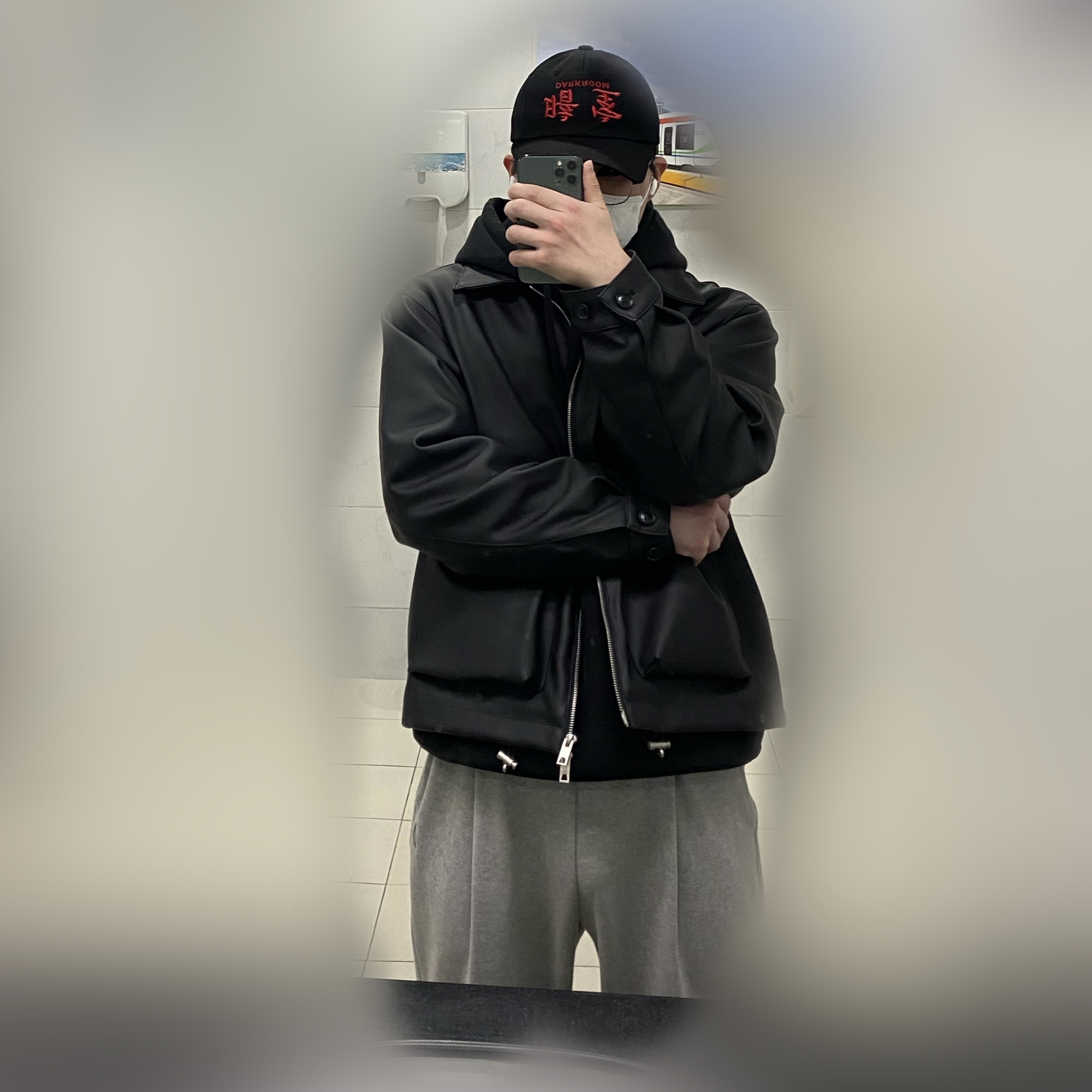 Stussy Basic Stussy Hoodie Black 2022, Darkr8m Studio Upside Down Red Logo Cap 착용 스타일