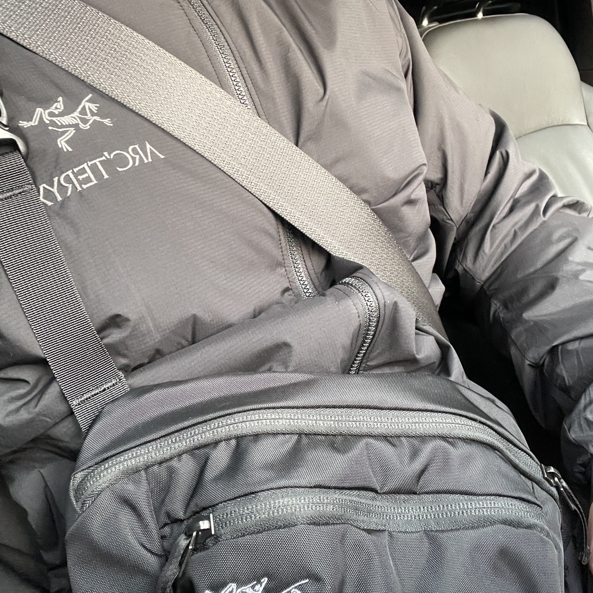 Arc'teryx Mantis 2 Waistpack Black, Arc'teryx Atom LT Hoody Black 착용 스타일