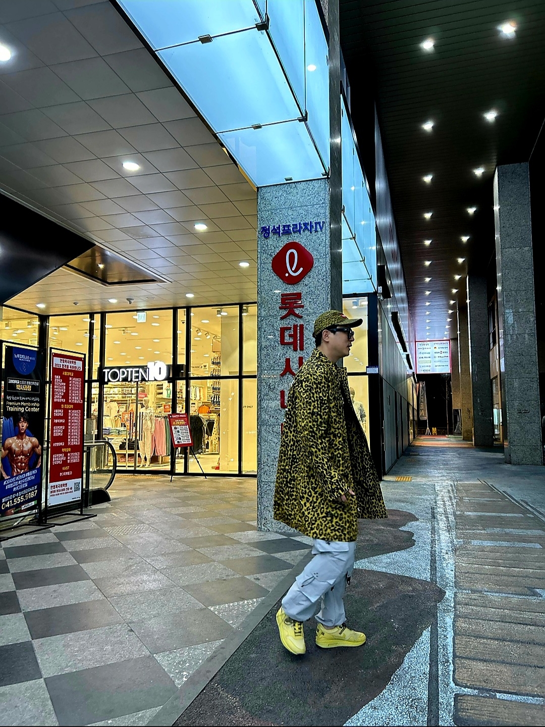 Supreme x Barbour Waxed Cotton Camp Cap Leopard - 20SS, Supreme x Hysteric Glamour Leopard Trench Tan - 21SS 착용 스타일 - 2
