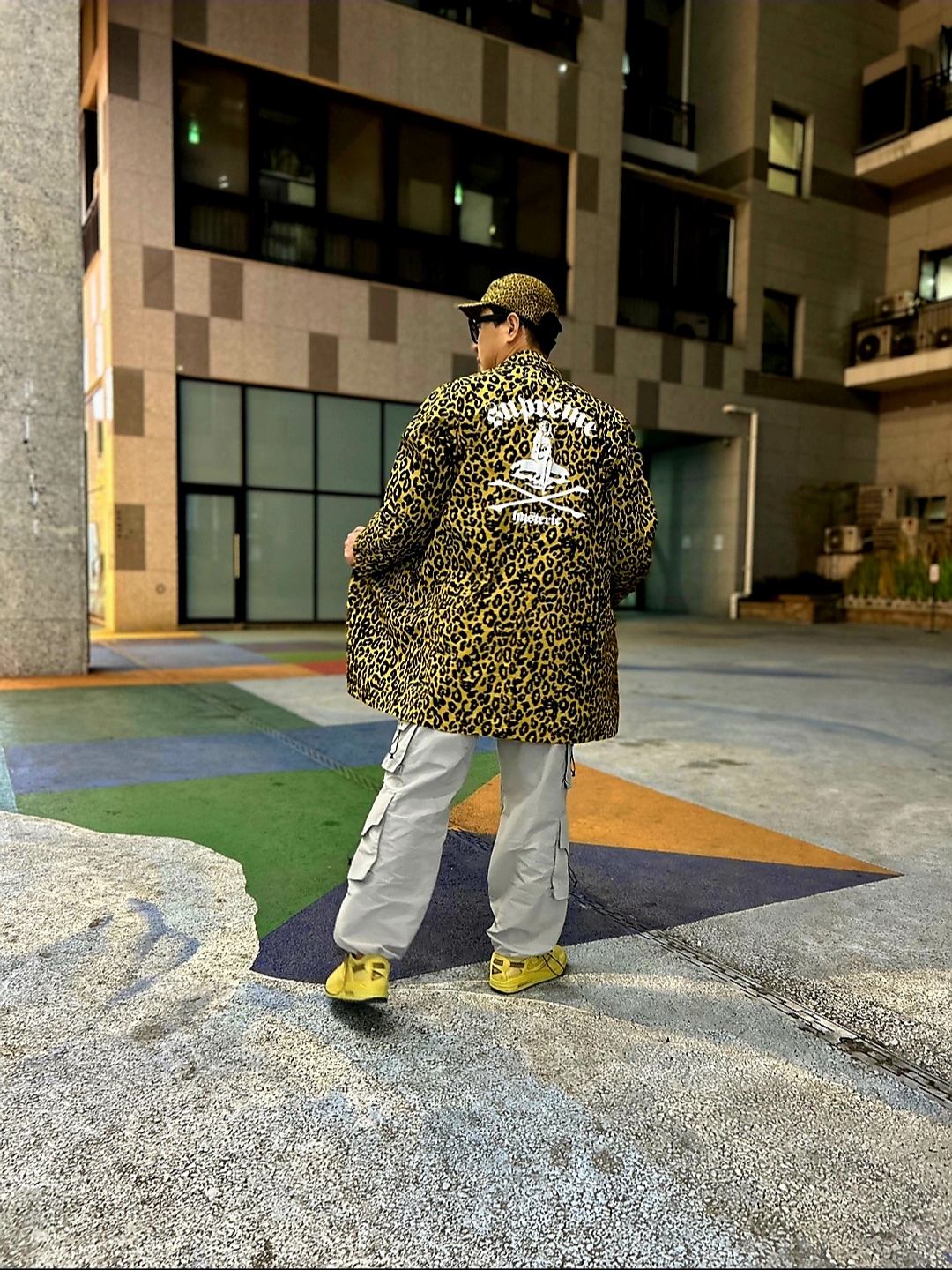 Supreme x Barbour Waxed Cotton Camp Cap Leopard - 20SS, Supreme x Hysteric Glamour Leopard Trench Tan - 21SS 착용 스타일 - 4