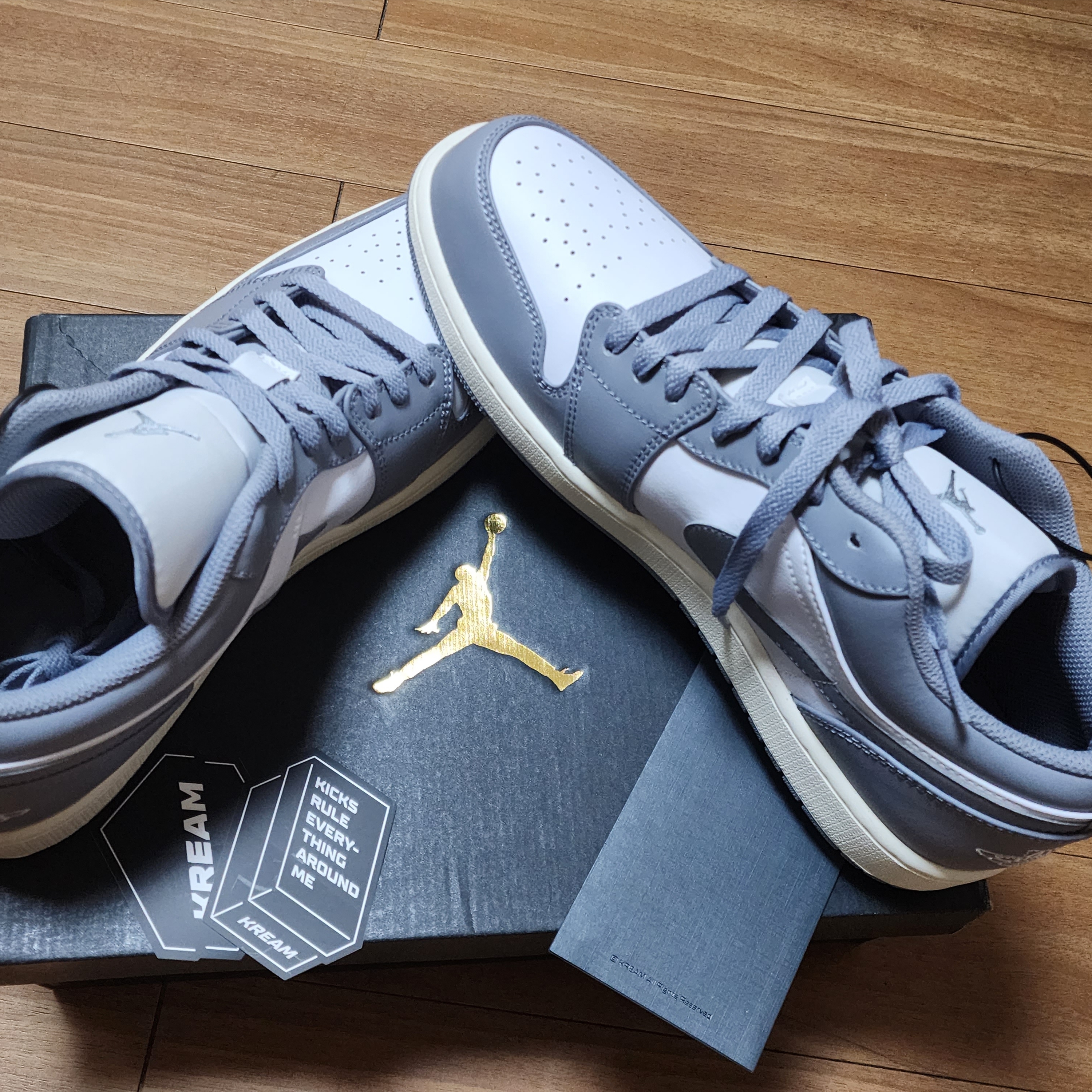 Jordan 1 Low Stealth and White 착용 스타일 - 1