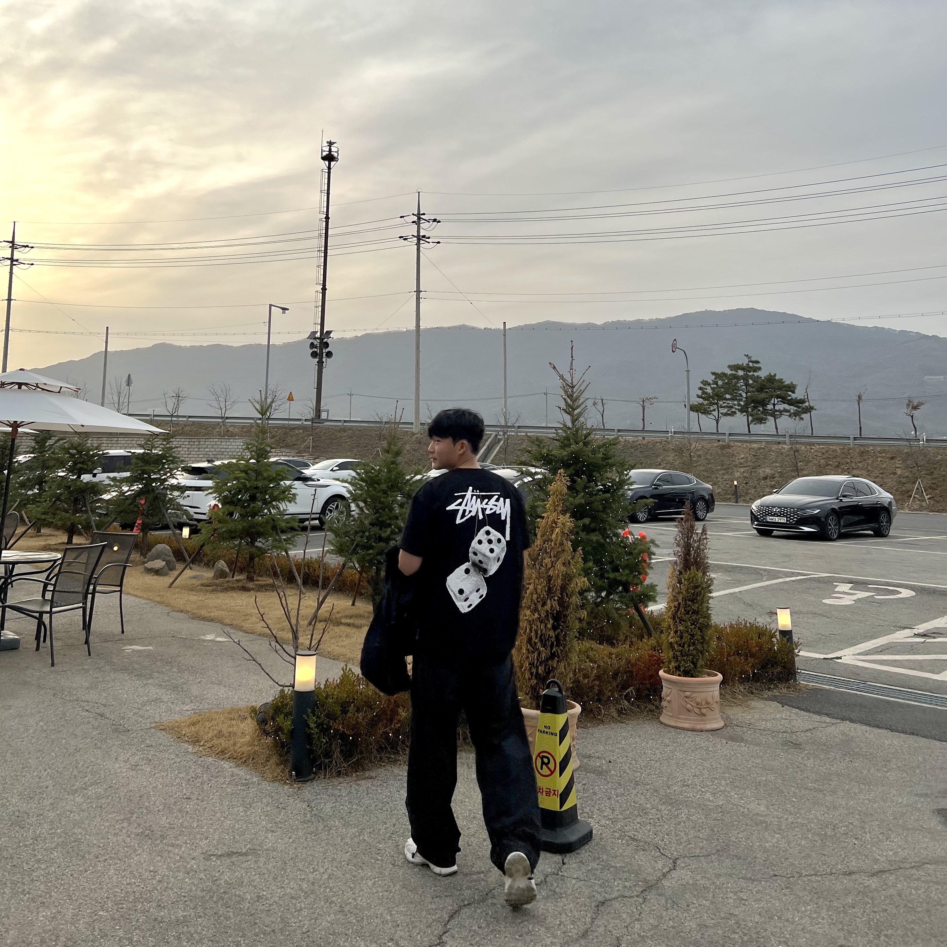 Stussy Fuzzy Dice T-Shirt Black 착용 스타일 - 2