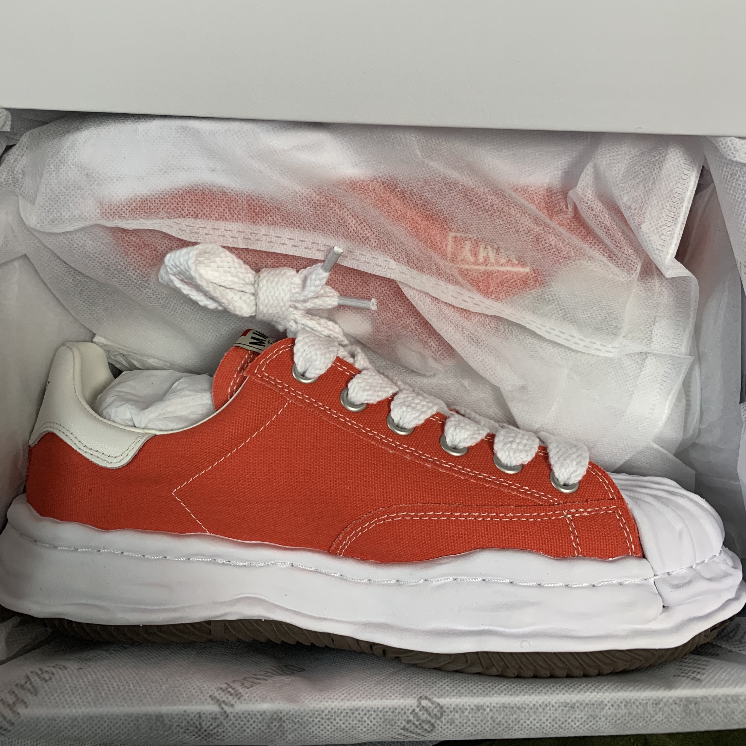 Maison Mihara Yasuhiro Blakey OG Sole Canvas Low-top Sneakers Orange 착용 스타일 - 3