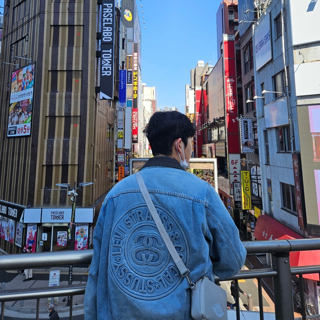 Stussy x Levi's Embossed Trucker Jacket Indigo 착용 스타일